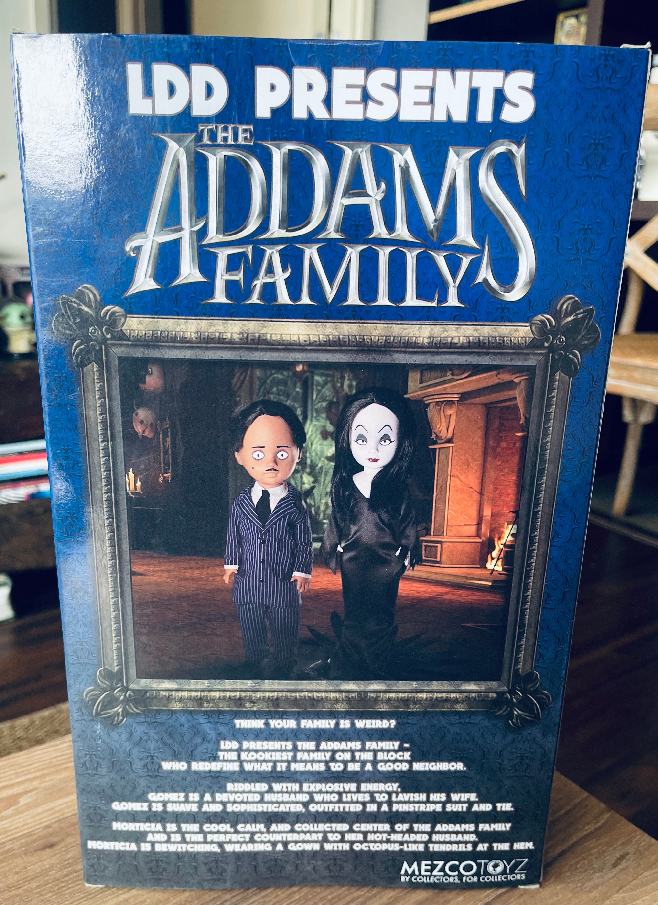 The Addams Family- Gómez & Morticia escala 1/6 MEZCO de la línea LLD
