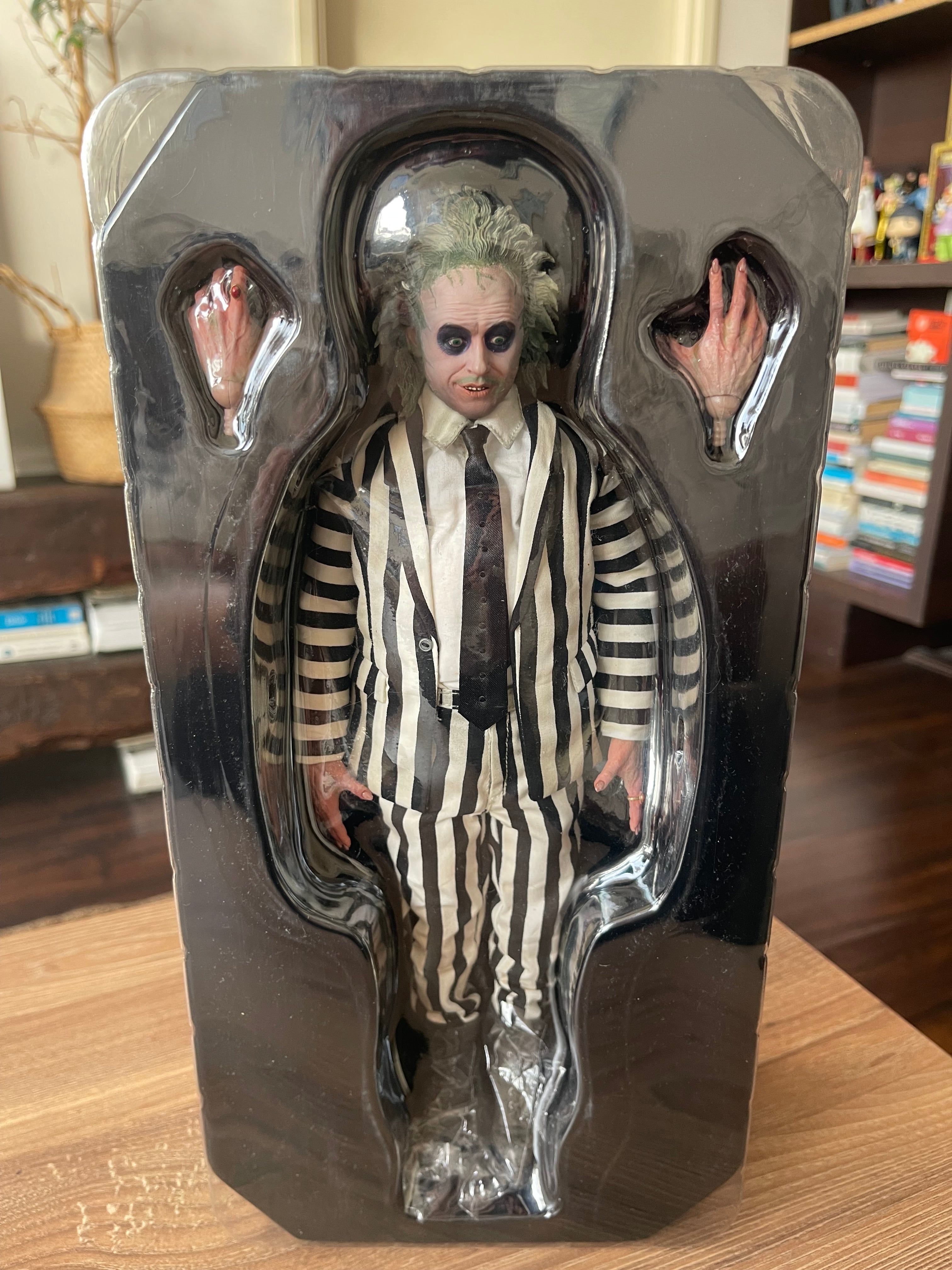 Beetlejuice-SIDESHOW 1/6 año 2016 + Lápida escala 1/6 SIDESHOW (De Resina oficial universal studios)