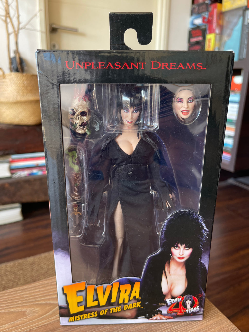 🖤💀 ELVIRA – MISTRESS OF THE DARK 💀🖤
✨ NECA – CLOTH FIGURE ✨