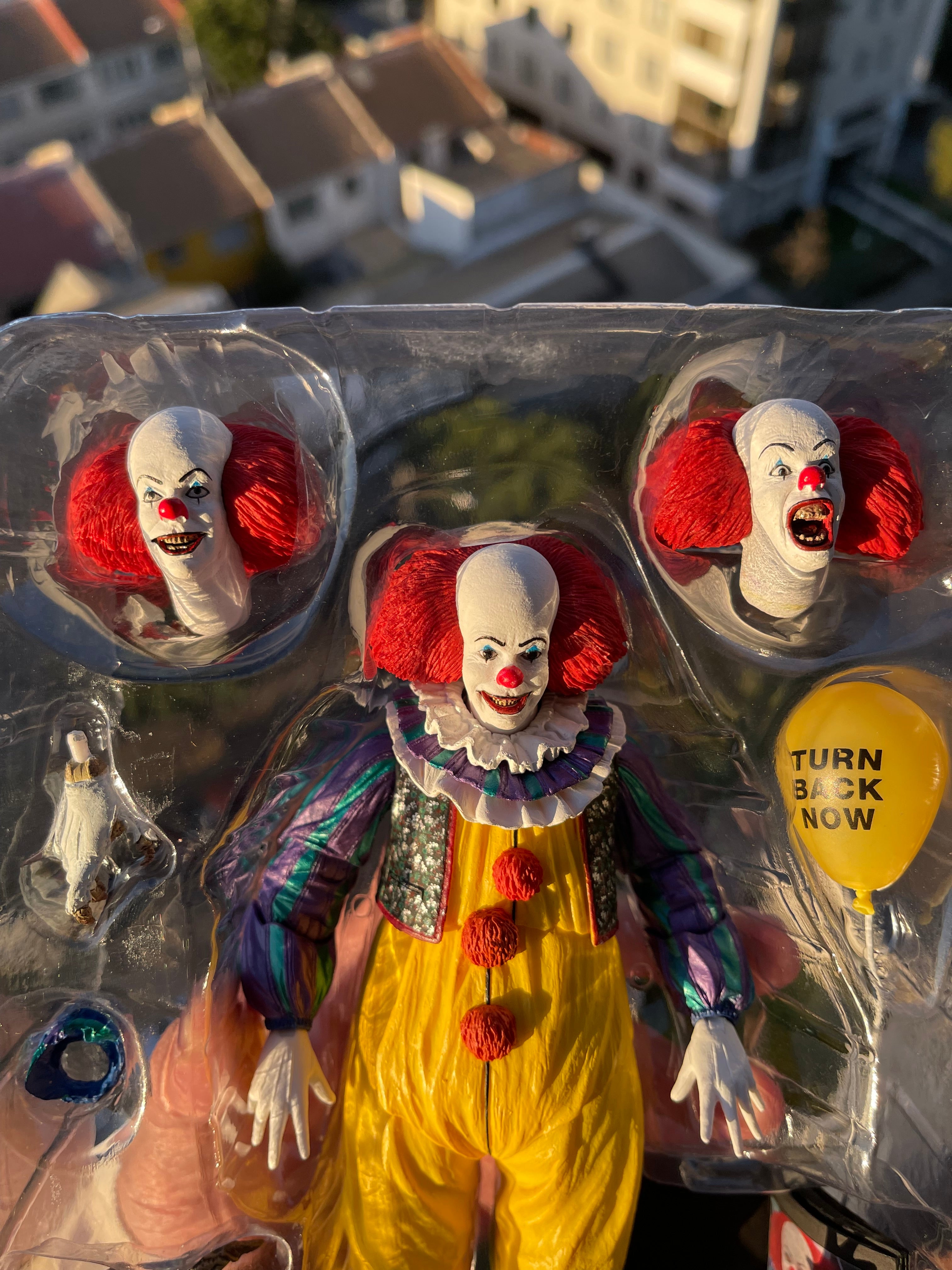 IT Pennywise 1990 Neca Ultimate (Caja Negra)