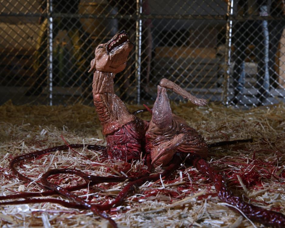 The Thing Deluxe Neca Ultimate Dog Creature