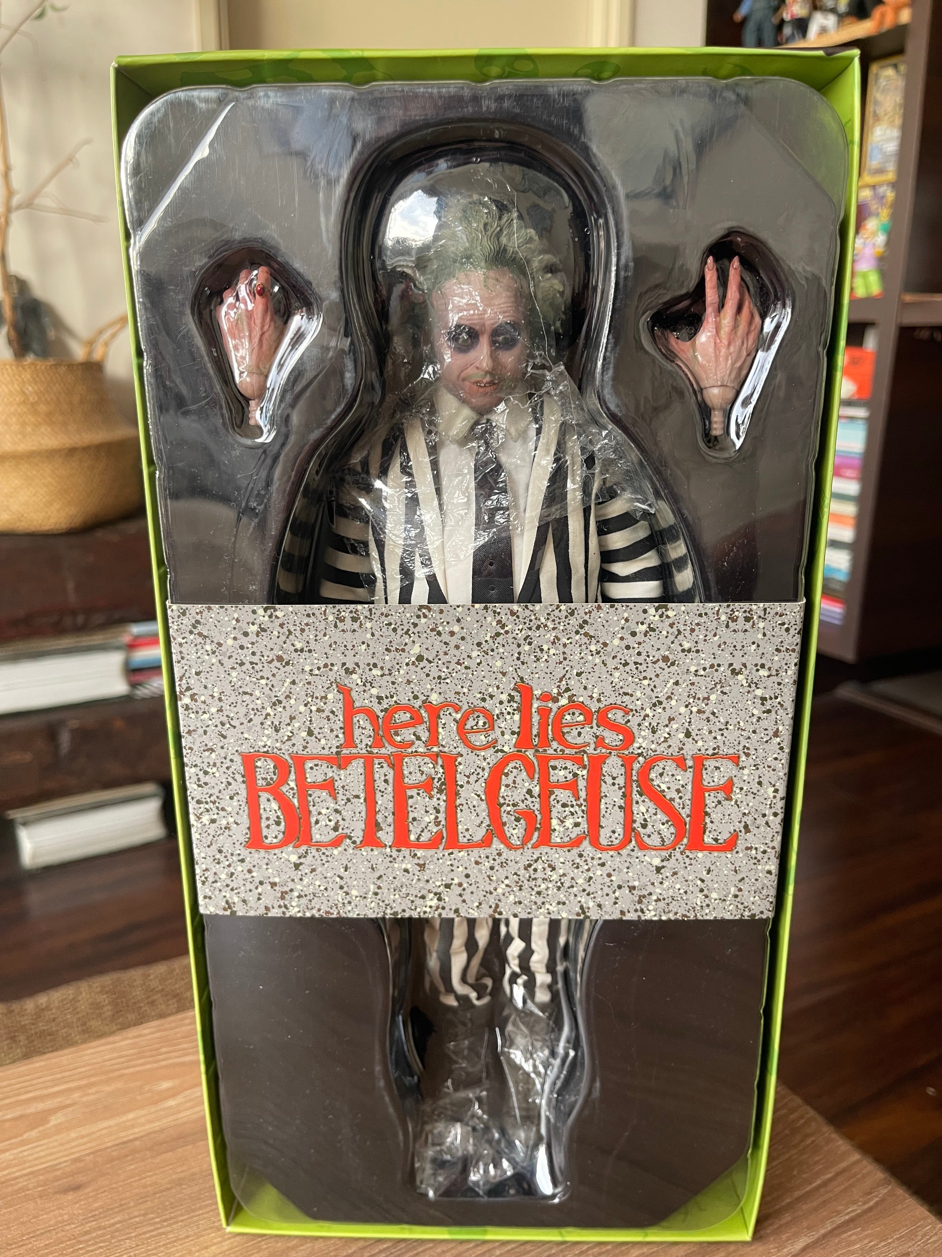 Beetlejuice-SIDESHOW 1/6 año 2016 + Lápida escala 1/6 SIDESHOW (De Resina oficial universal studios)