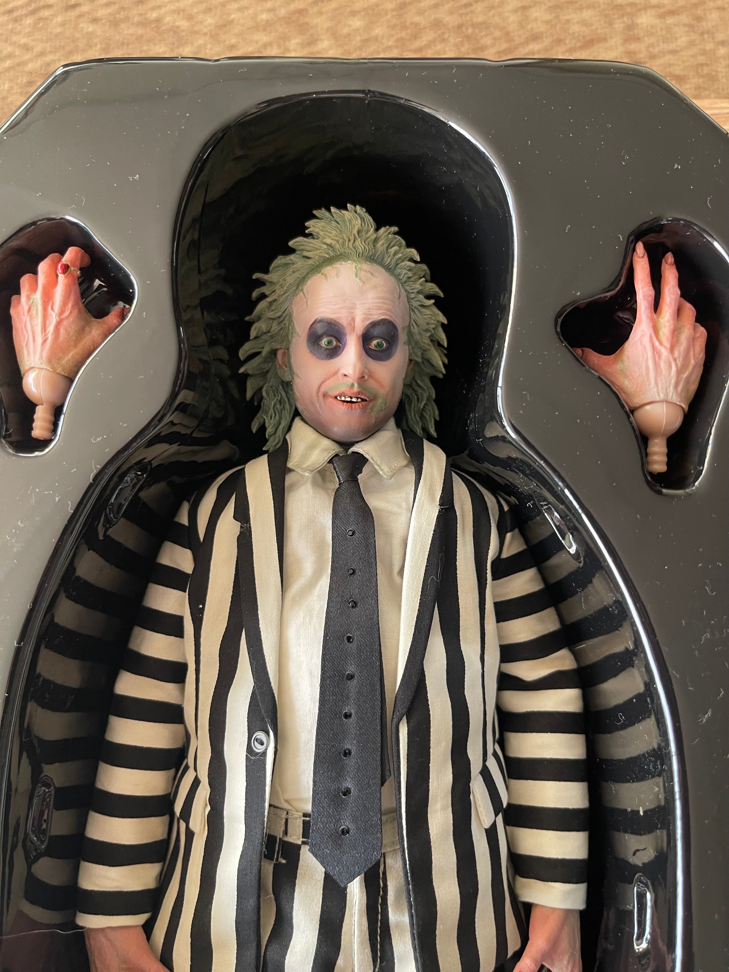 Beetlejuice-SIDESHOW 1/6 año 2016 + Lápida escala 1/6 SIDESHOW (De Resina oficial universal studios)