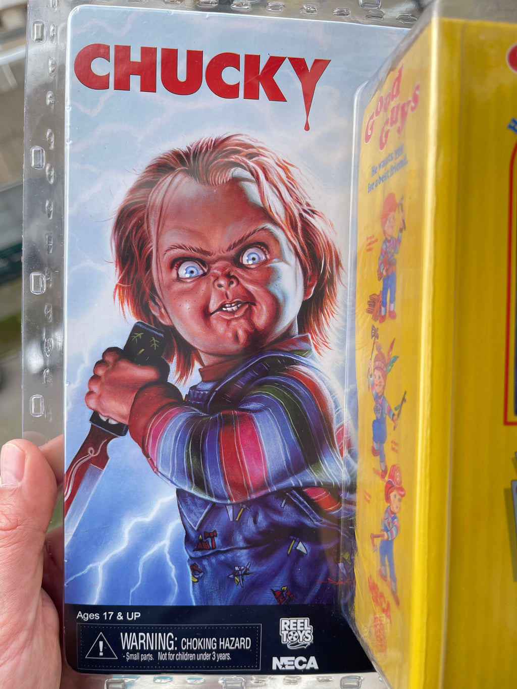 Chucky muñeco NECA Retro Cloth 8" con cuchillo