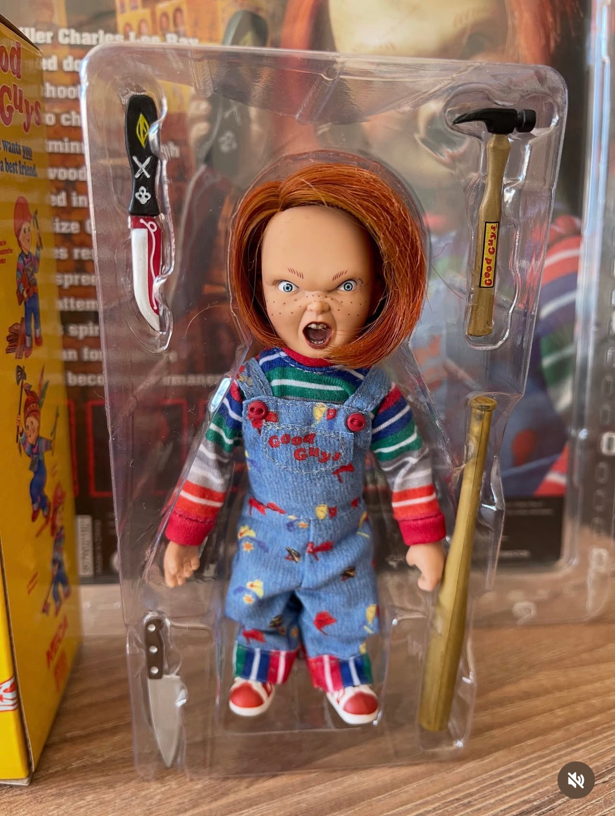 Chucky muñeco NECA Retro Cloth 8" con cuchillo