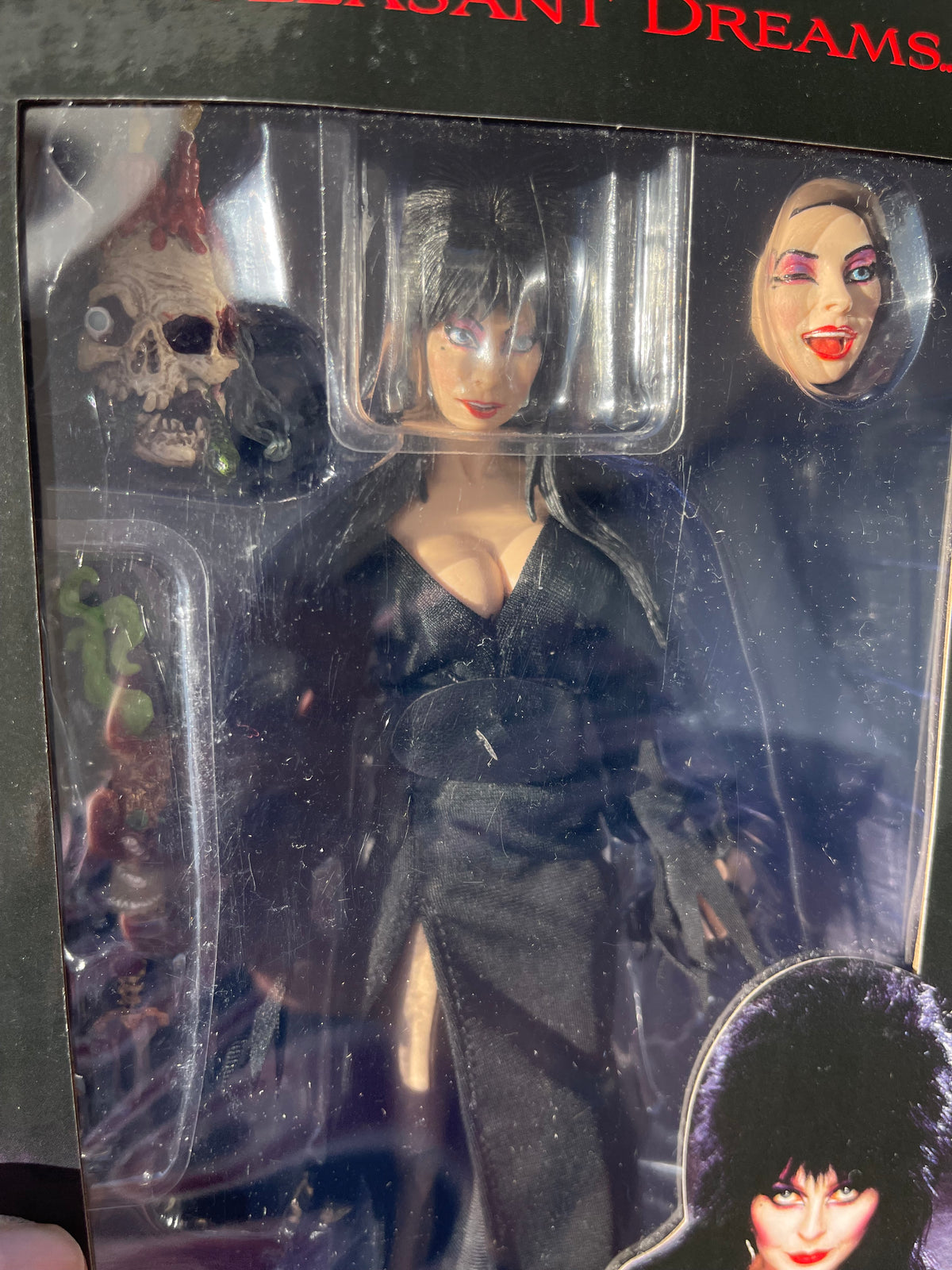 🖤💀 ELVIRA – MISTRESS OF THE DARK 💀🖤
✨ NECA – CLOTH FIGURE ✨