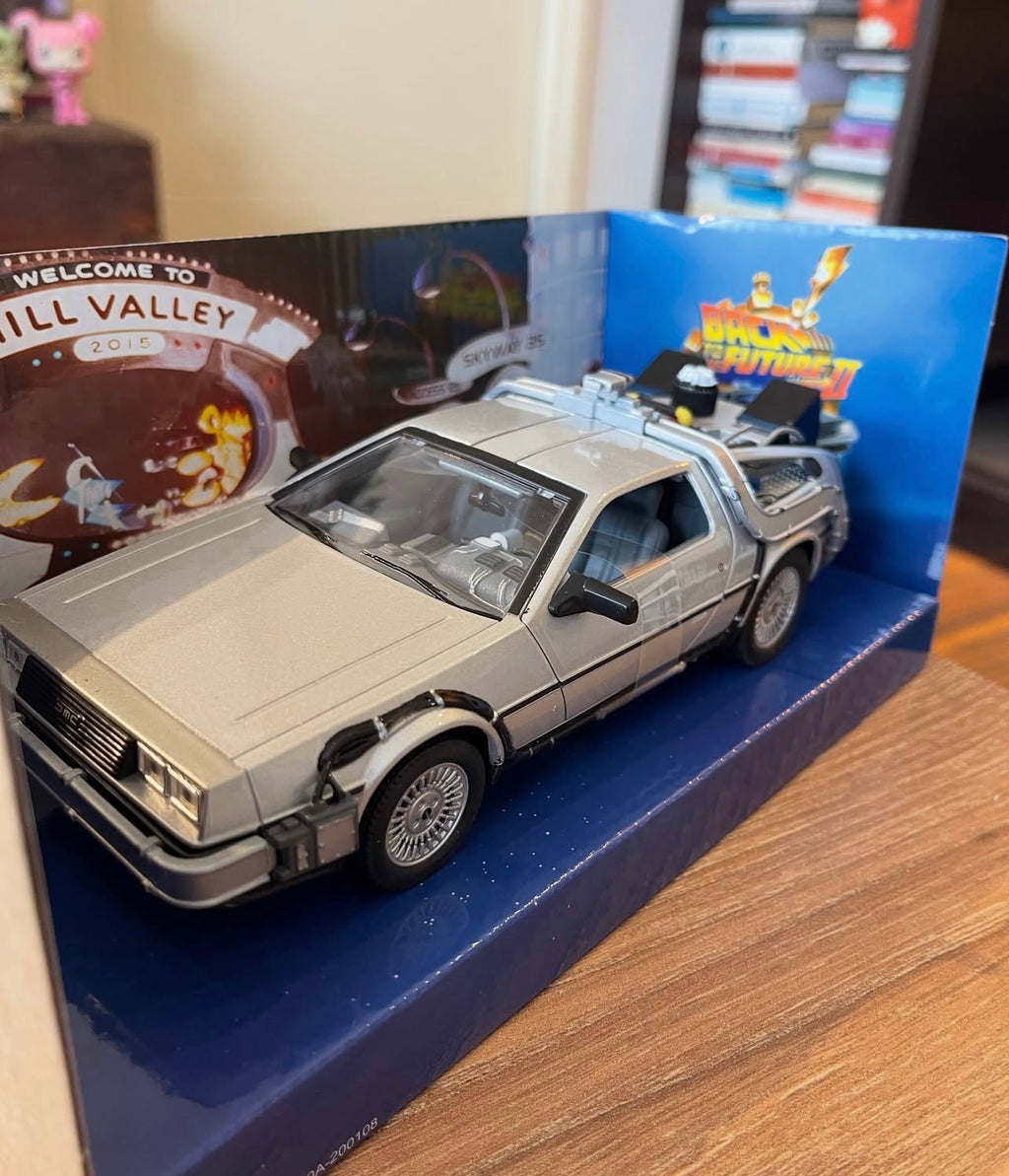DeLorean Back  to the future II WELLY ESCALA 1:24 DIE CAST