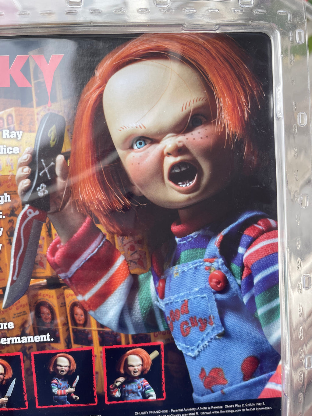 Chucky muñeco NECA Retro Cloth 8" con cuchillo