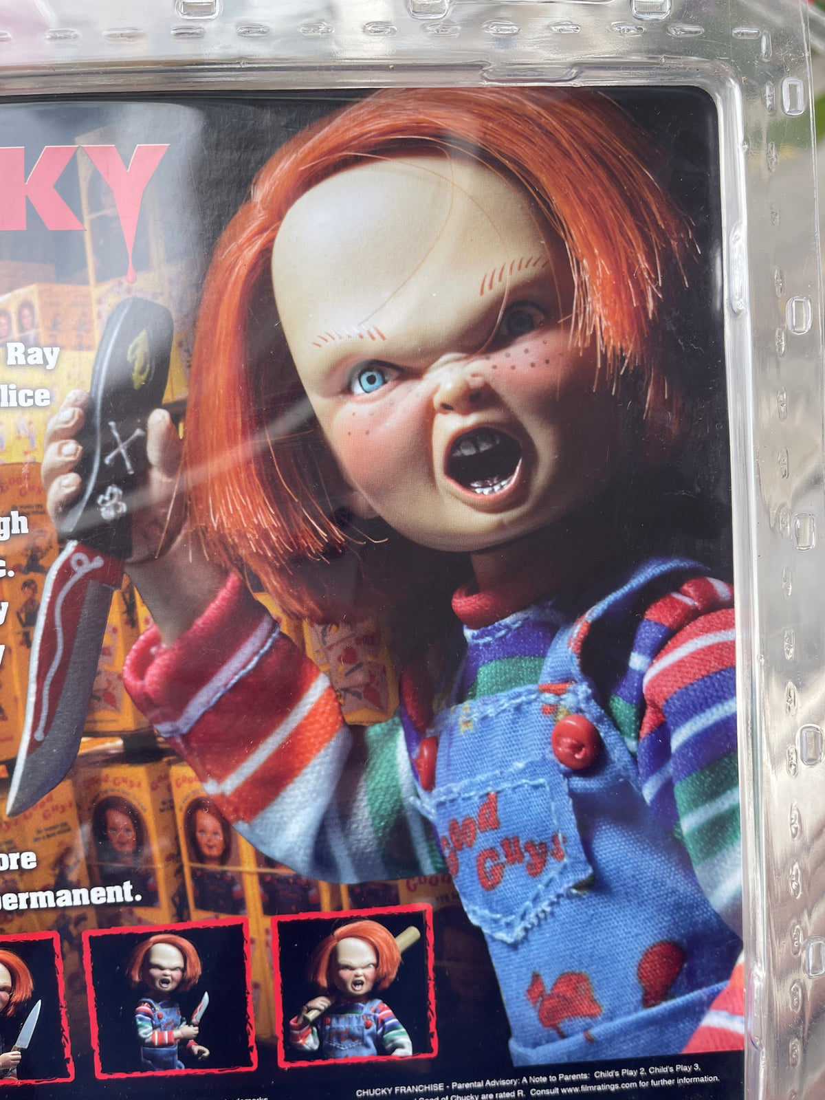Chucky muñeco NECA Retro Cloth 8" con cuchillo
