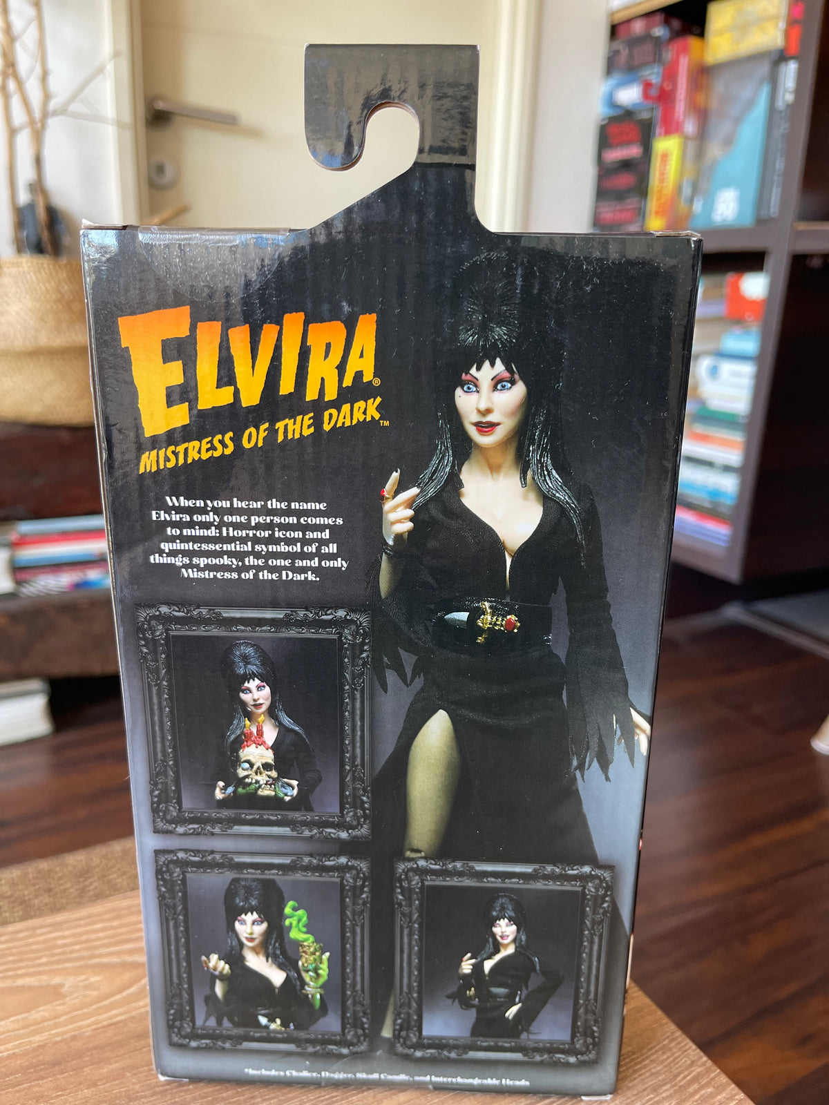 🖤💀 ELVIRA – MISTRESS OF THE DARK 💀🖤
✨ NECA – CLOTH FIGURE ✨