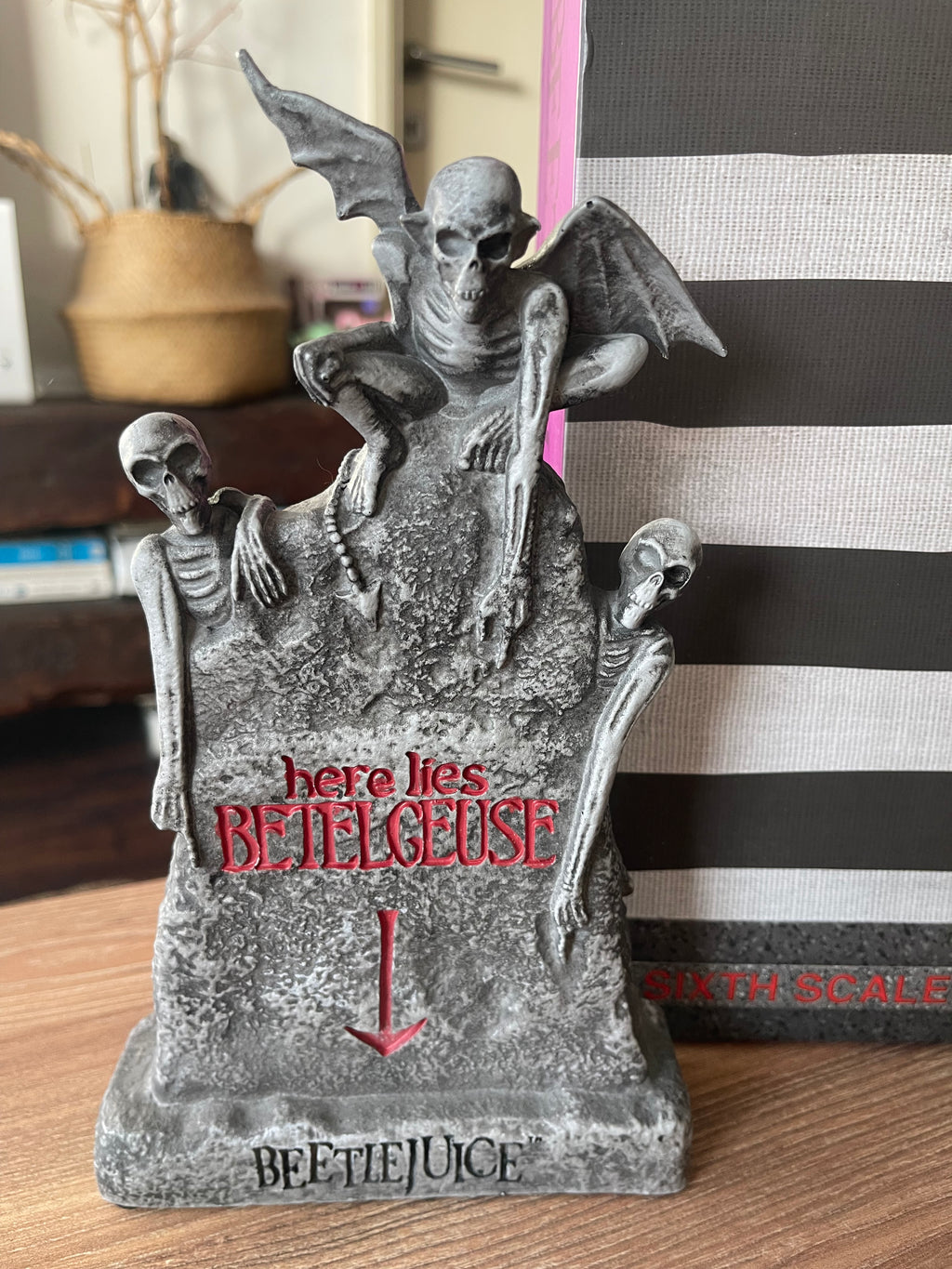 Beetlejuice-SIDESHOW 1/6 año 2016 + Lápida escala 1/6 SIDESHOW (De Resina oficial universal studios)