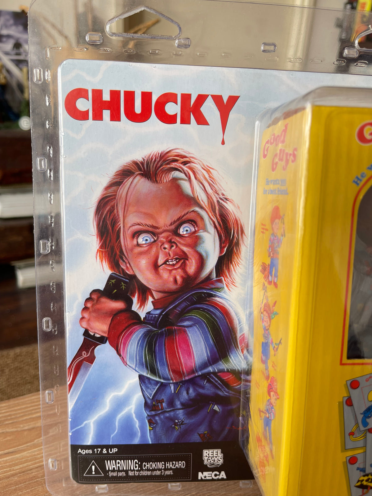 Chucky muñeco NECA Retro Cloth 8" con cuchillo