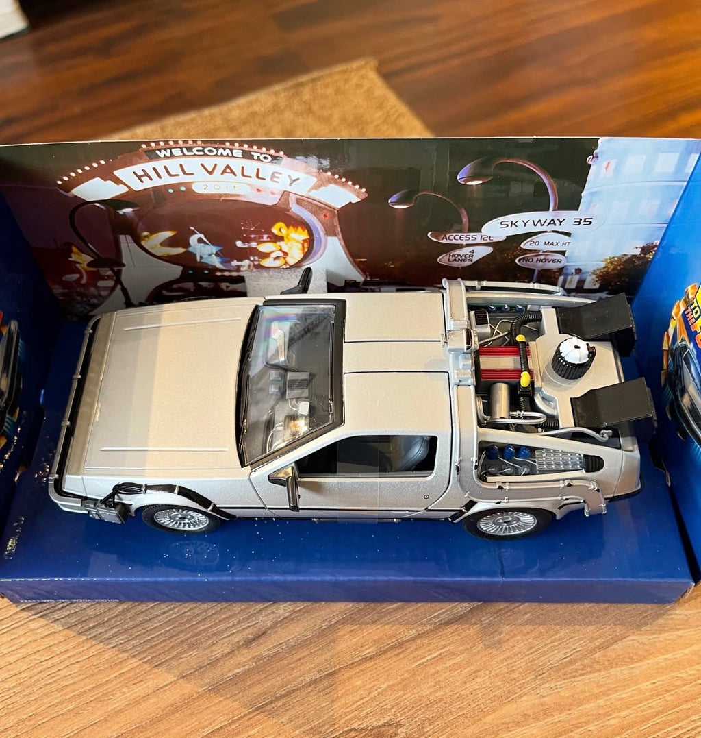 DeLorean Back  to the future II WELLY ESCALA 1:24 DIE CAST