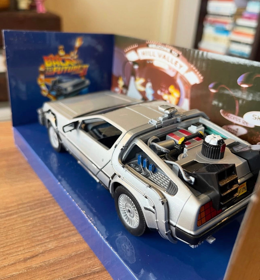 DeLorean Back  to the future II WELLY ESCALA 1:24 DIE CAST
