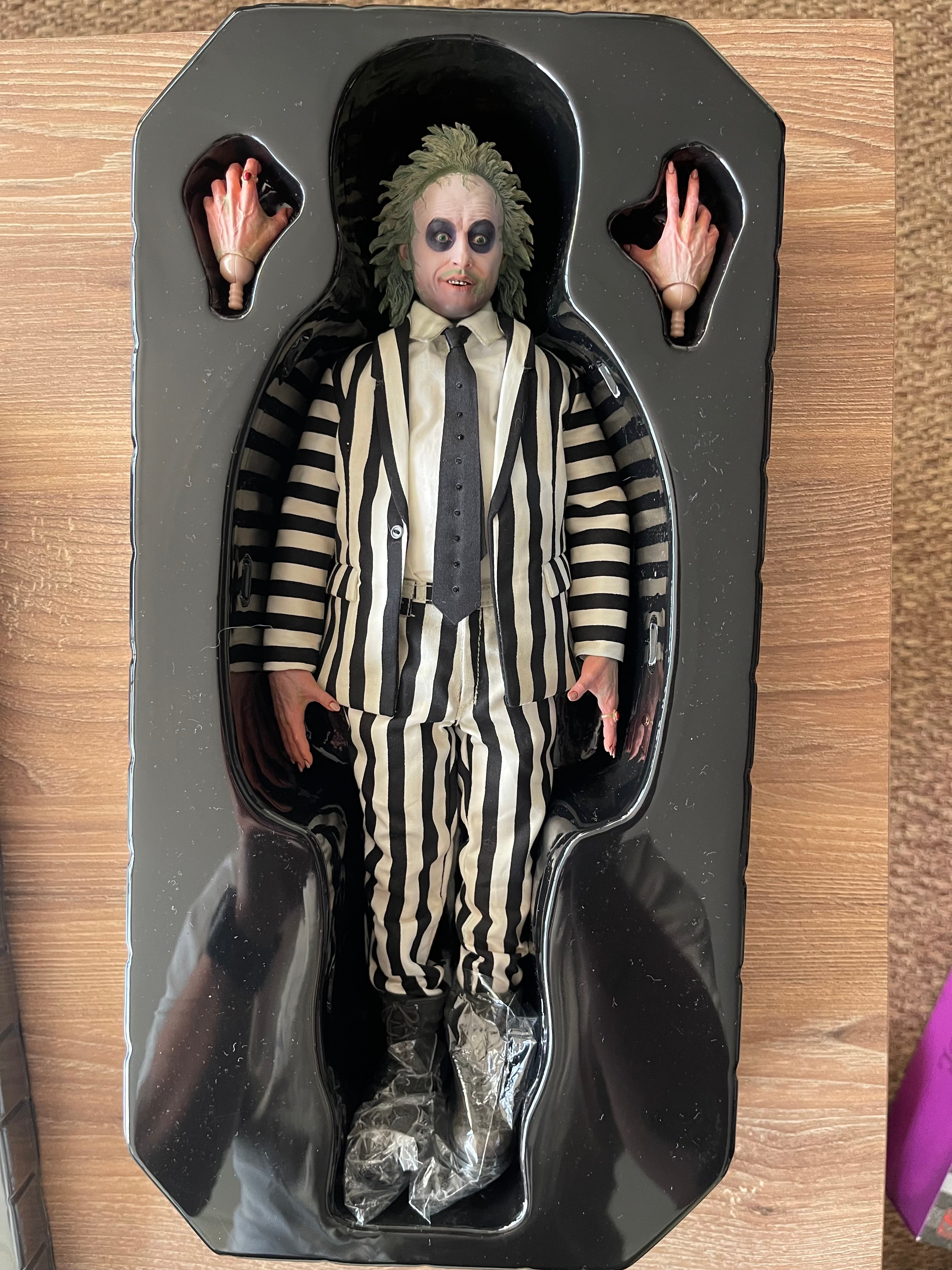 Beetlejuice-SIDESHOW 1/6 año 2016 + Lápida escala 1/6 SIDESHOW (De Resina oficial universal studios)
