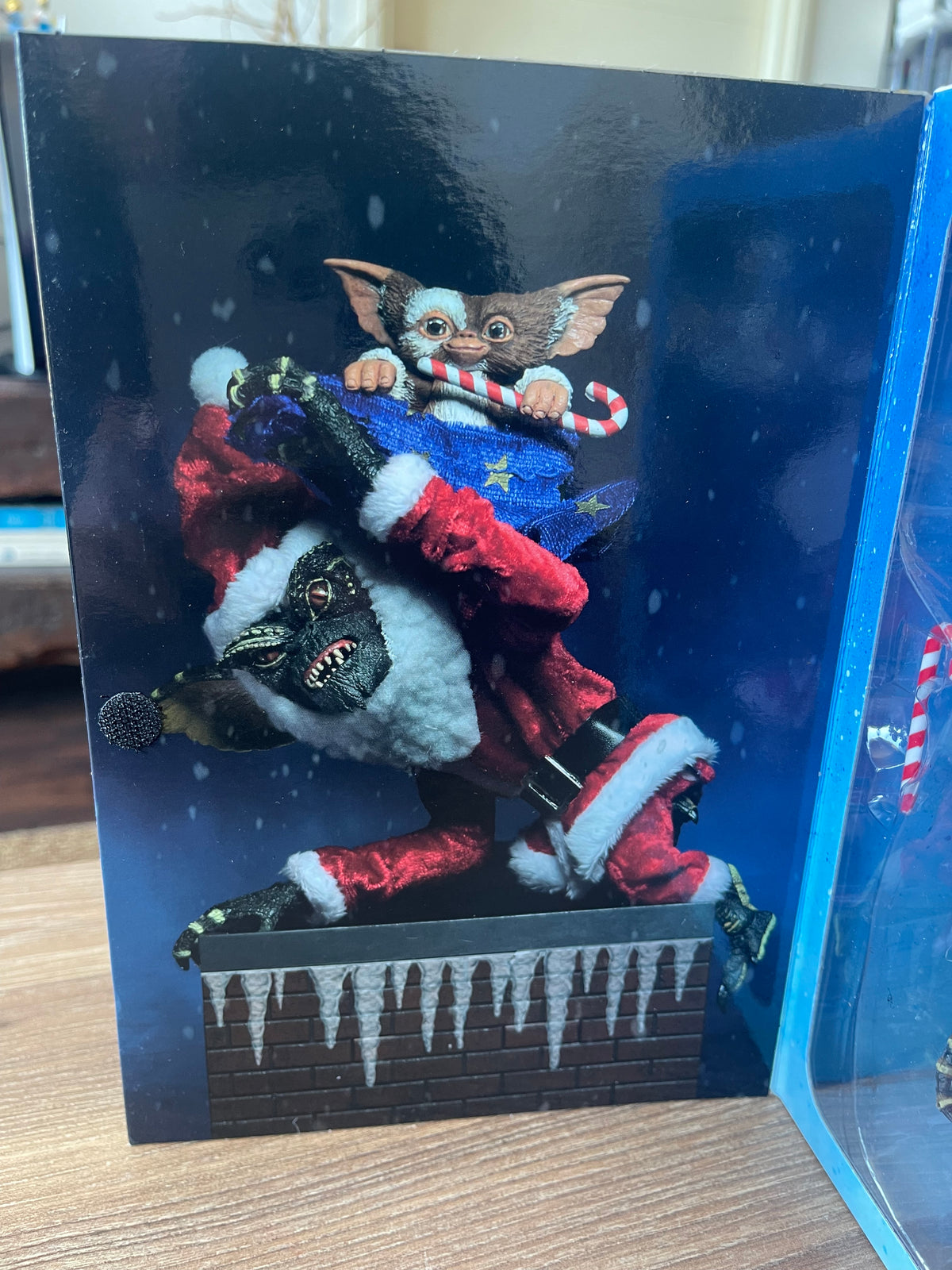 🎄 GREMLINS – SANTA STRIPE: ¡LA NAVIDAD NUNCA FUE TAN MONSTRUOSA! 😈🎁