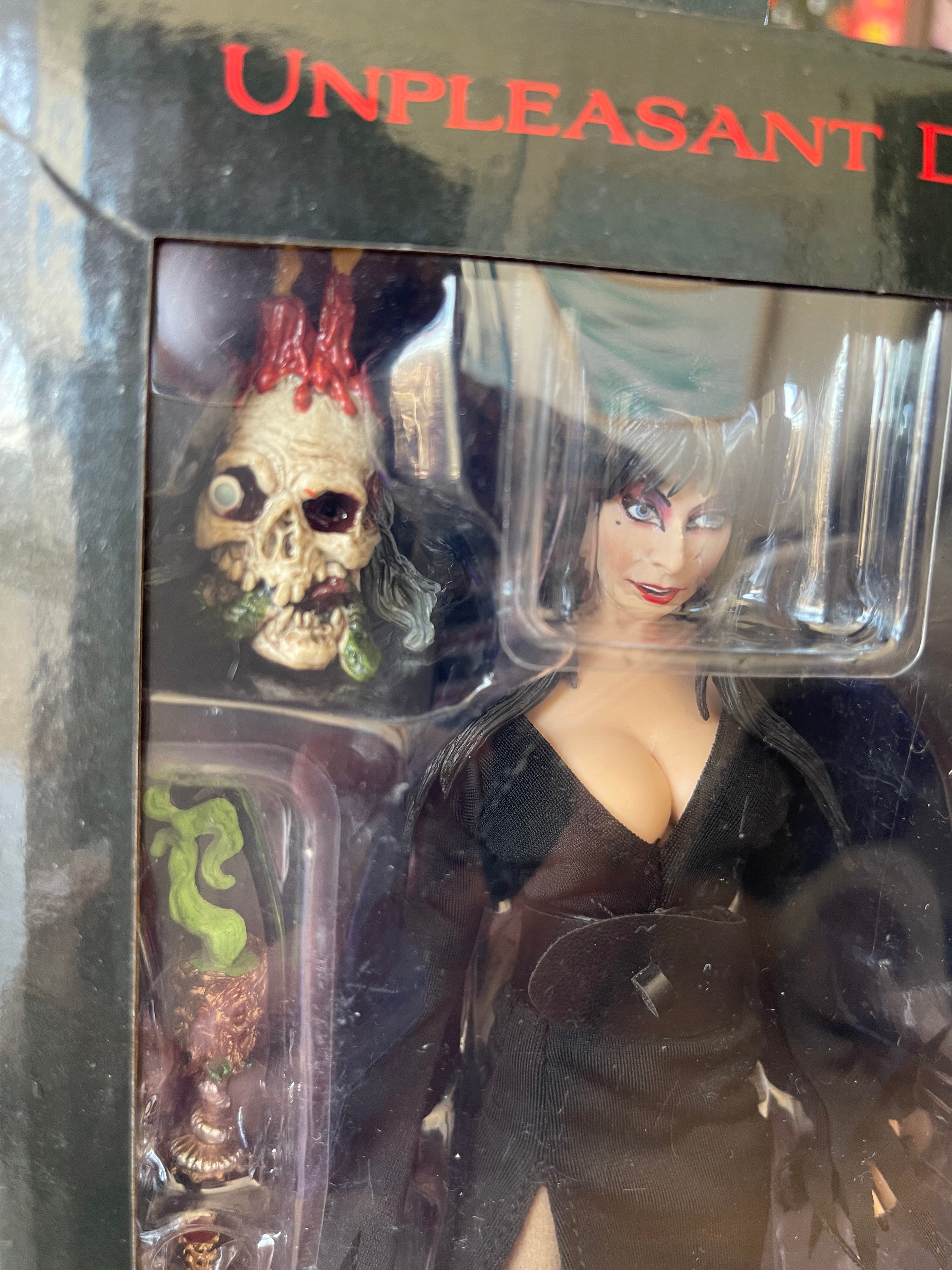 🖤💀 ELVIRA – MISTRESS OF THE DARK 💀🖤
✨ NECA – CLOTH FIGURE ✨