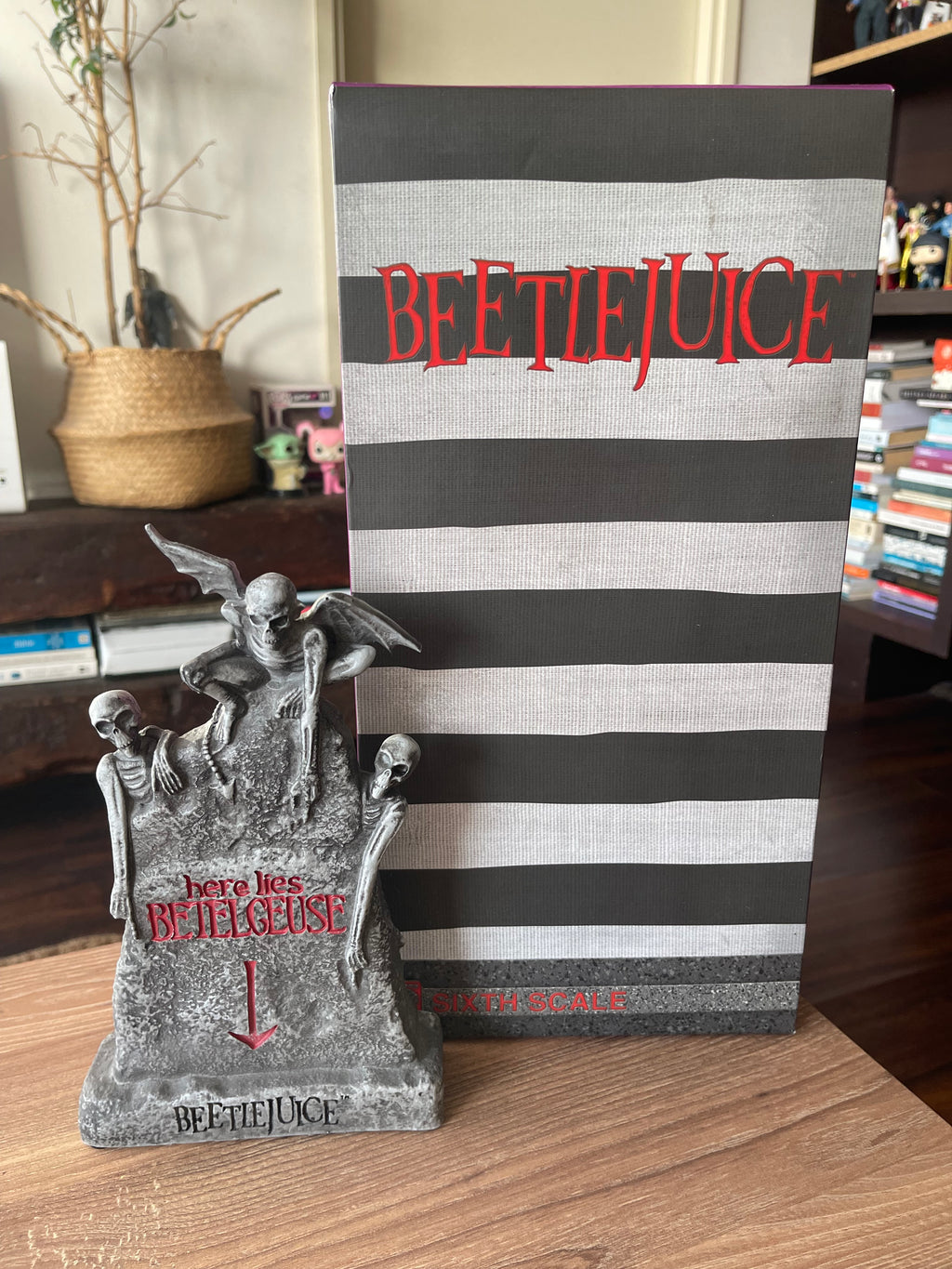 Beetlejuice-SIDESHOW 1/6 año 2016 + Lápida escala 1/6 SIDESHOW (De Resina oficial universal studios)