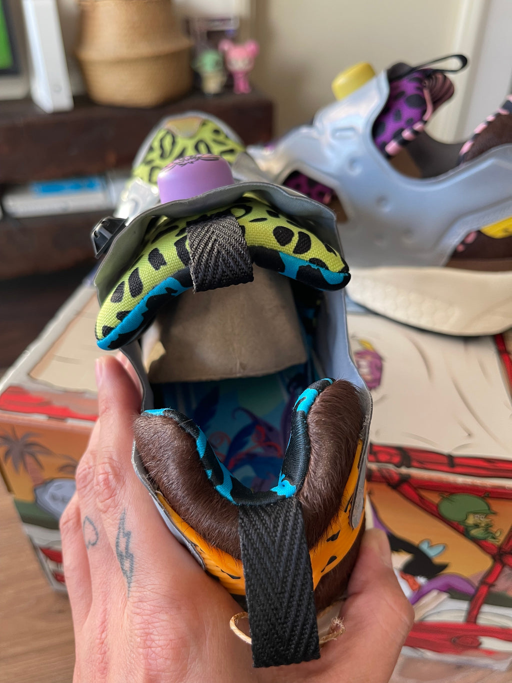 REEBOK INSTAPUMP FURY 94 Colaboración the JETSONS & FLINTSTONES