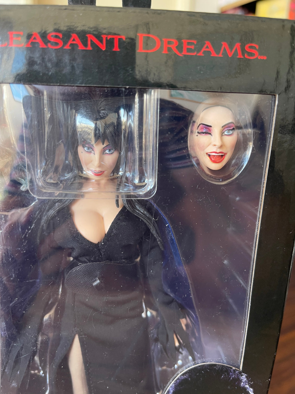 🖤💀 ELVIRA – MISTRESS OF THE DARK 💀🖤
✨ NECA – CLOTH FIGURE ✨