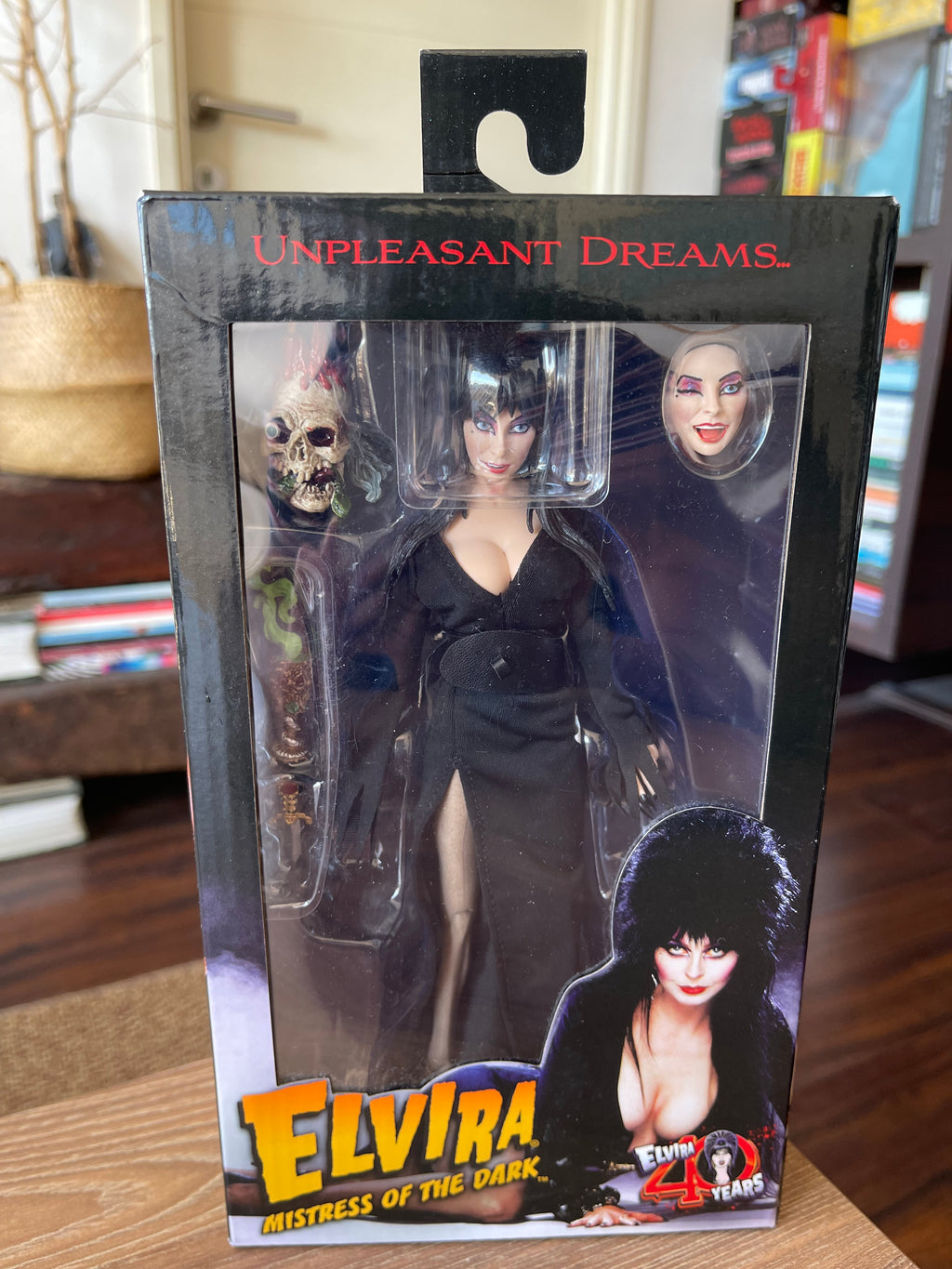 🖤💀 ELVIRA – MISTRESS OF THE DARK 💀🖤
✨ NECA – CLOTH FIGURE ✨