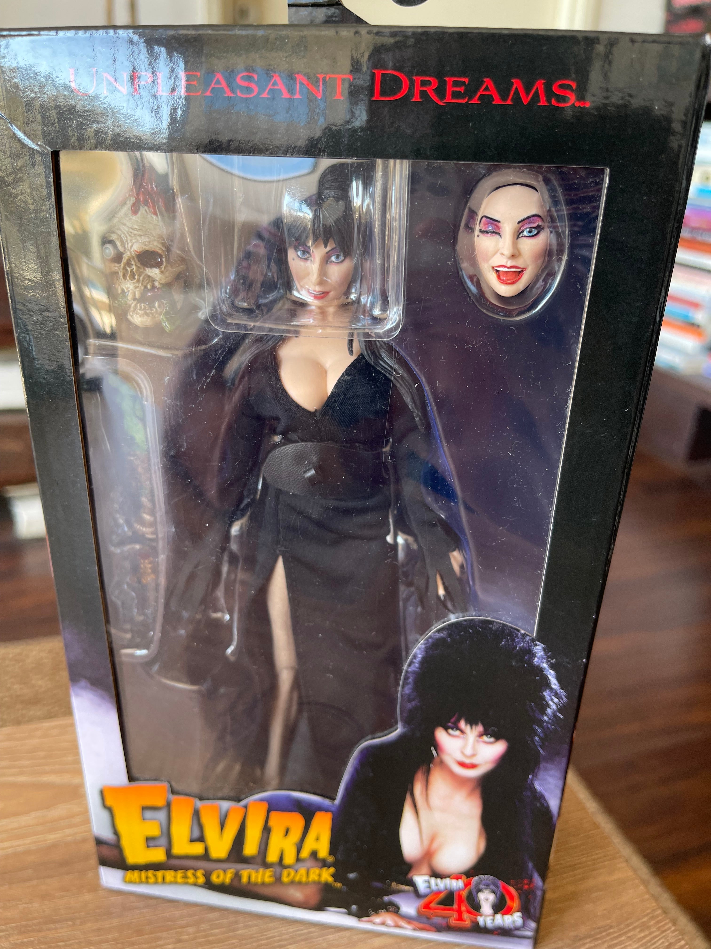🖤💀 ELVIRA – MISTRESS OF THE DARK 💀🖤
✨ NECA – CLOTH FIGURE ✨
