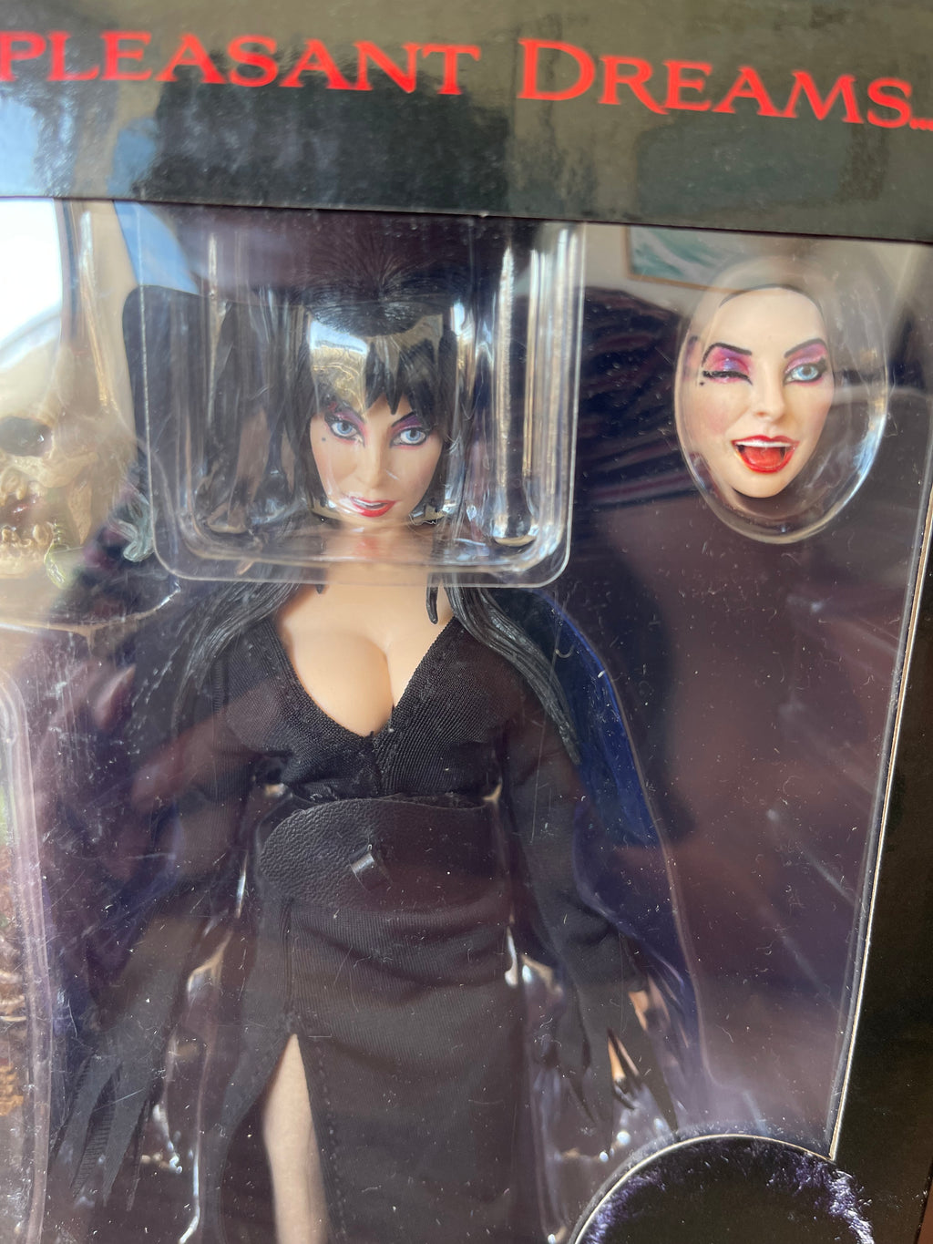🖤💀 ELVIRA – MISTRESS OF THE DARK 💀🖤
✨ NECA – CLOTH FIGURE ✨