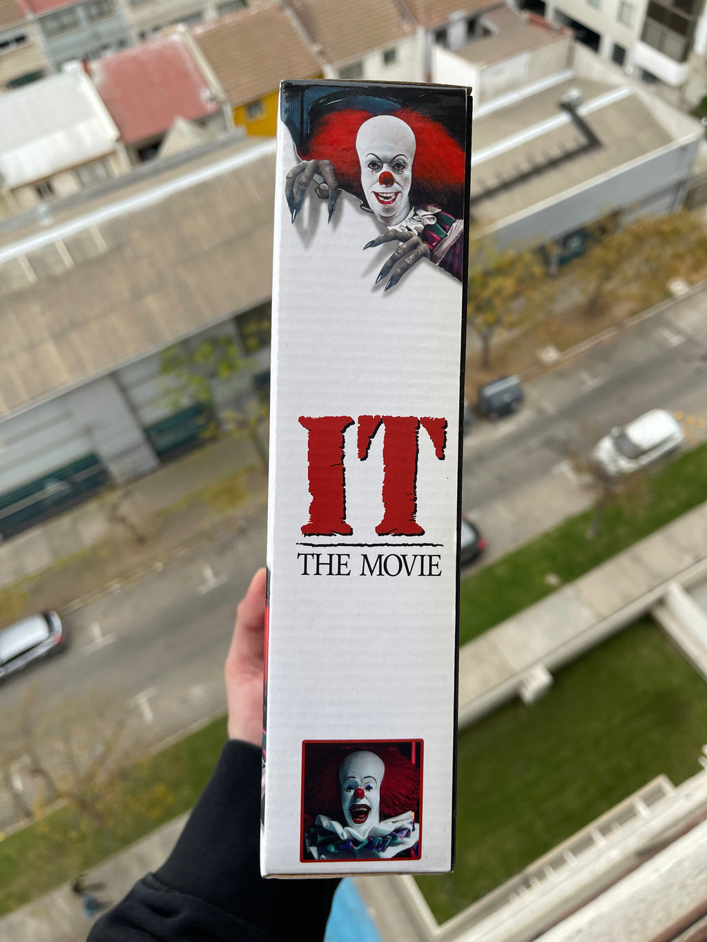 NECA IT (1990) – Pennywise Clothed Figure 8”