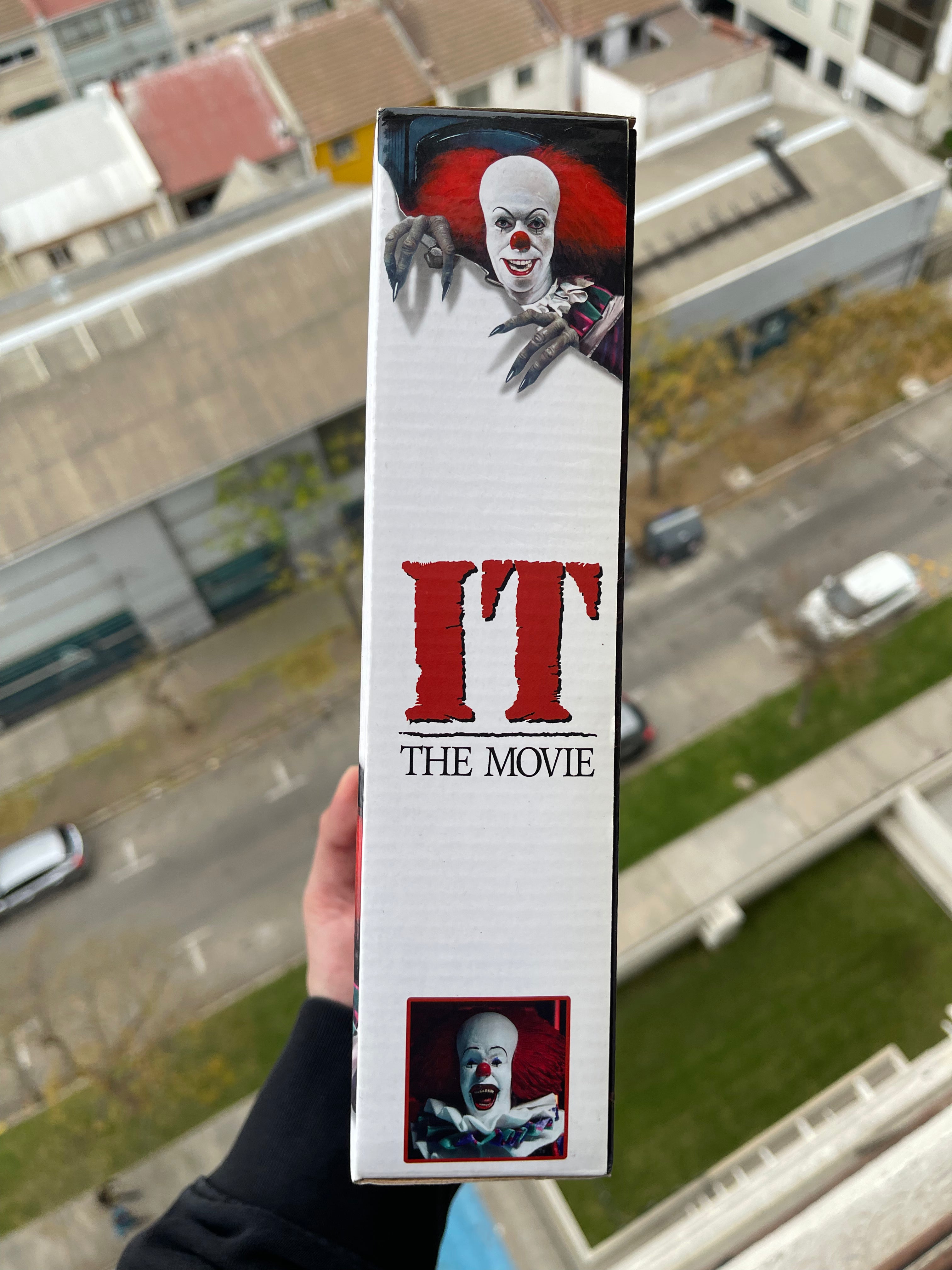 NECA IT (1990) – Pennywise Clothed Figure 8”