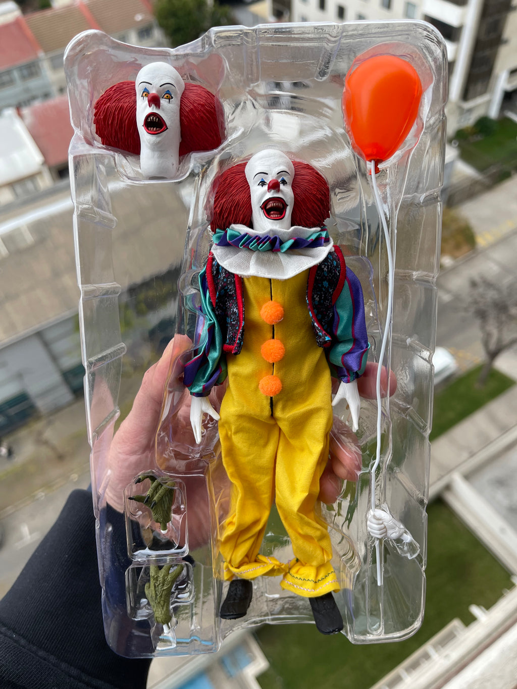 NECA IT (1990) – Pennywise Clothed Figure 8”