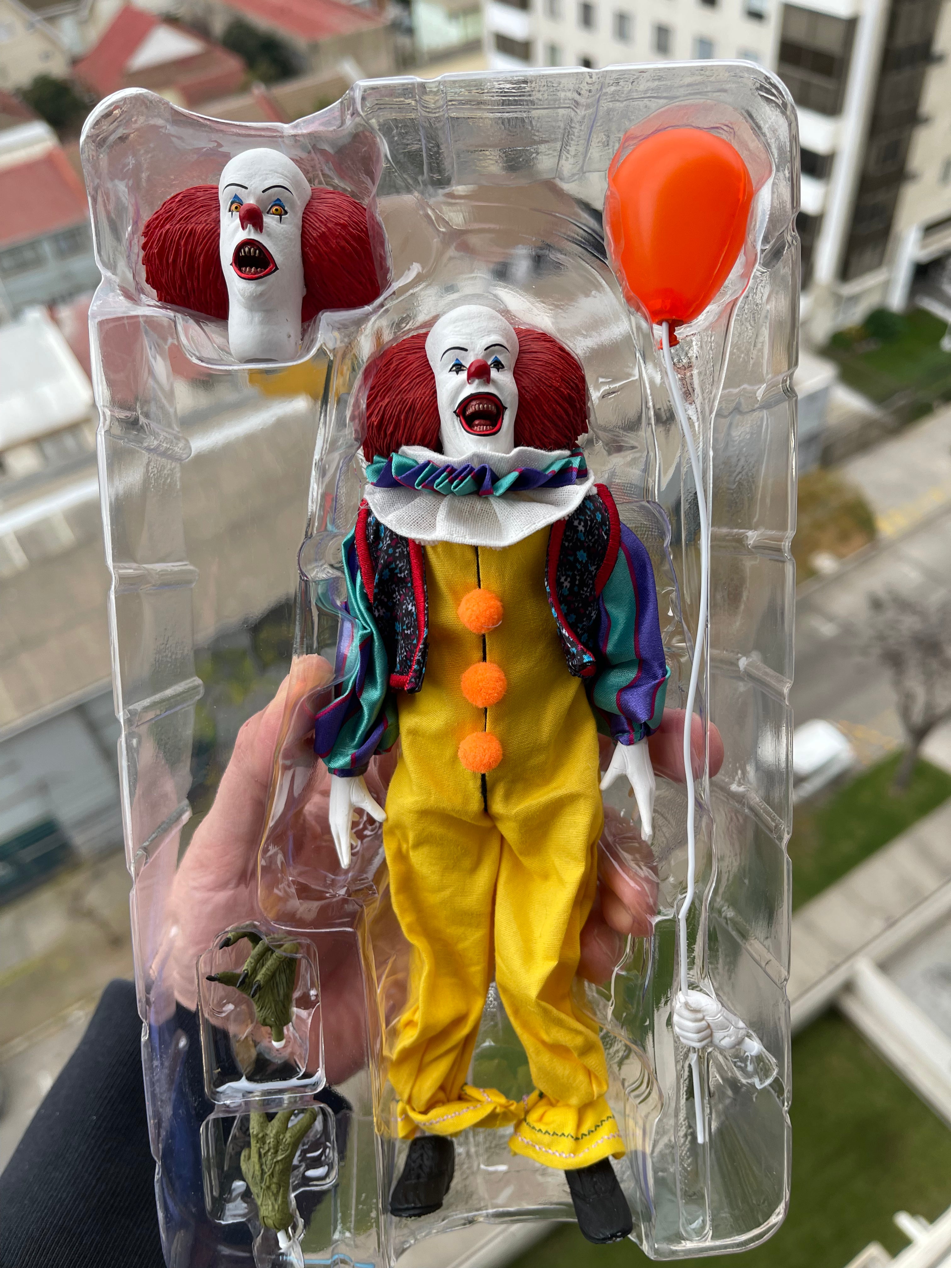 NECA IT (1990) – Pennywise Clothed Figure 8”