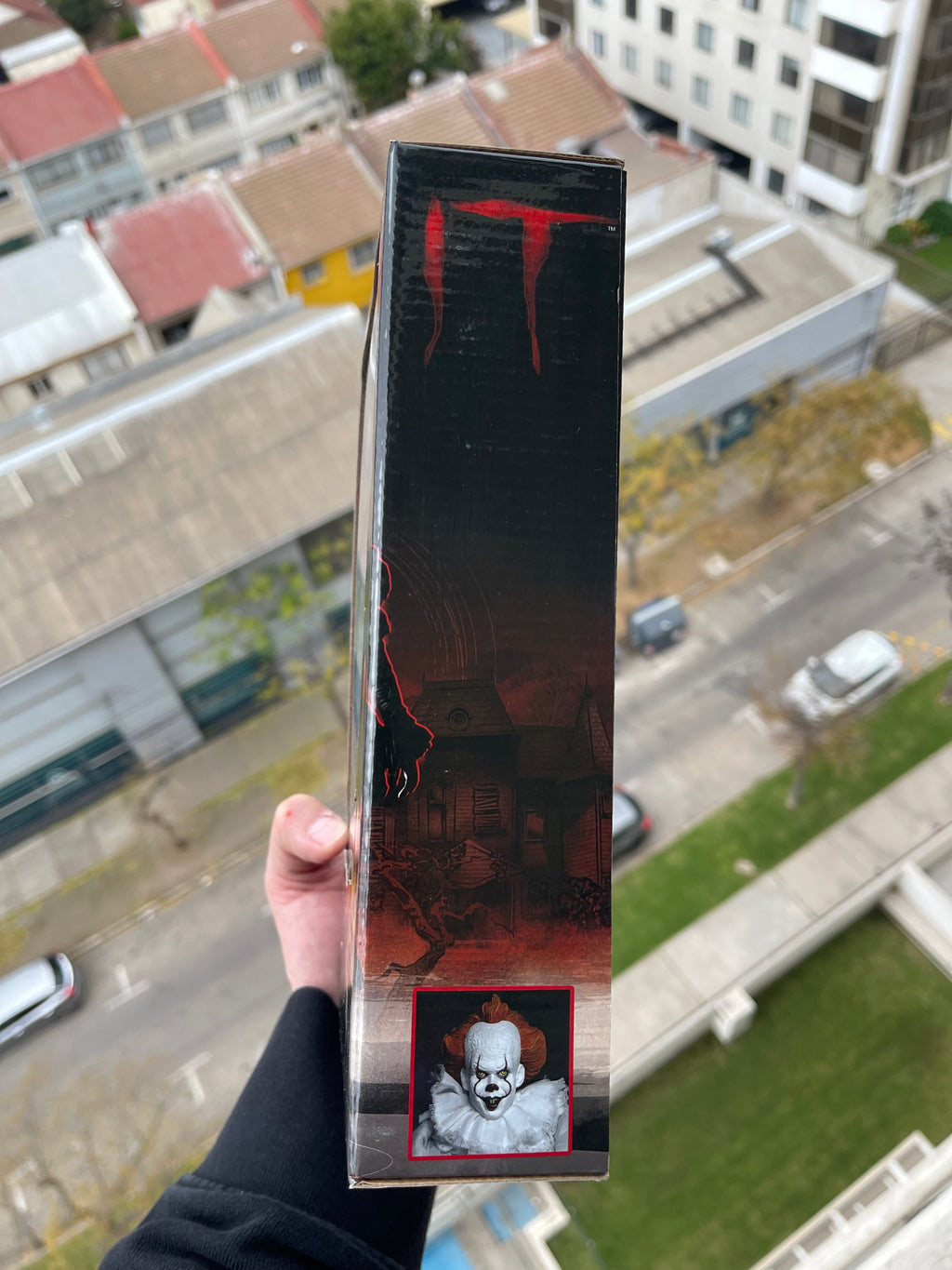 NECA IT (2017) – Pennywise Clothed Figure 8”