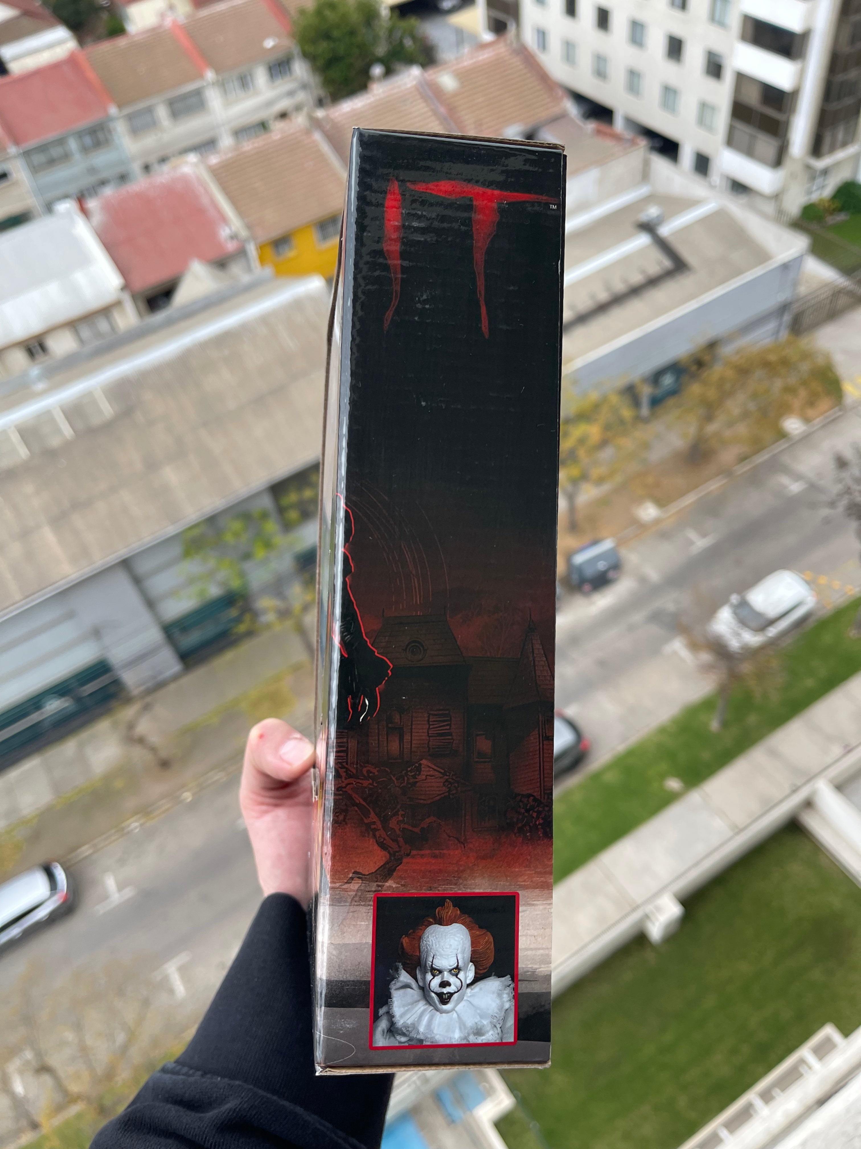 NECA IT (2017) – Pennywise Clothed Figure 8”