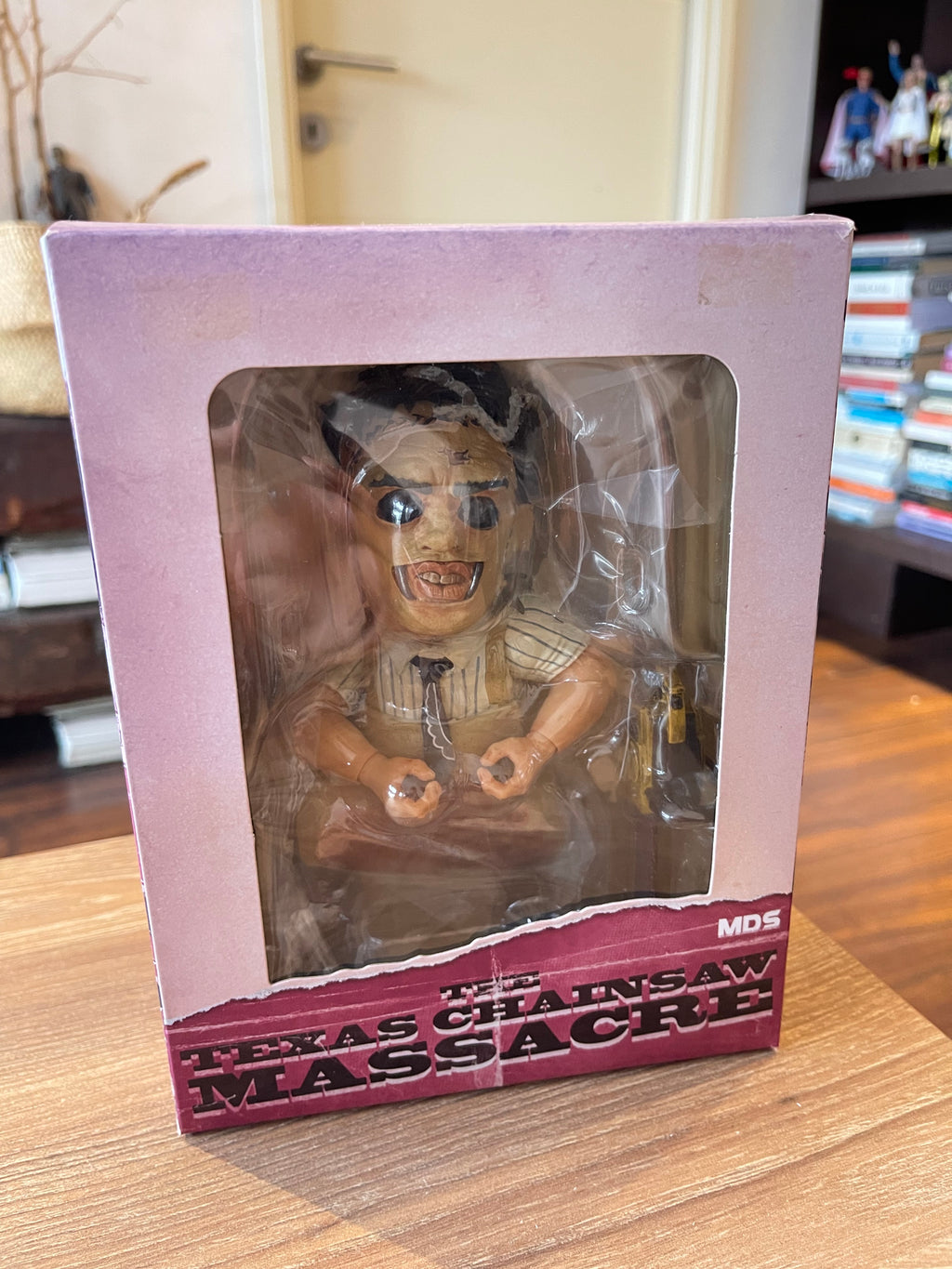 figura Mezco Designer Series (MDS) Leatherface está basada en la versión de 1974