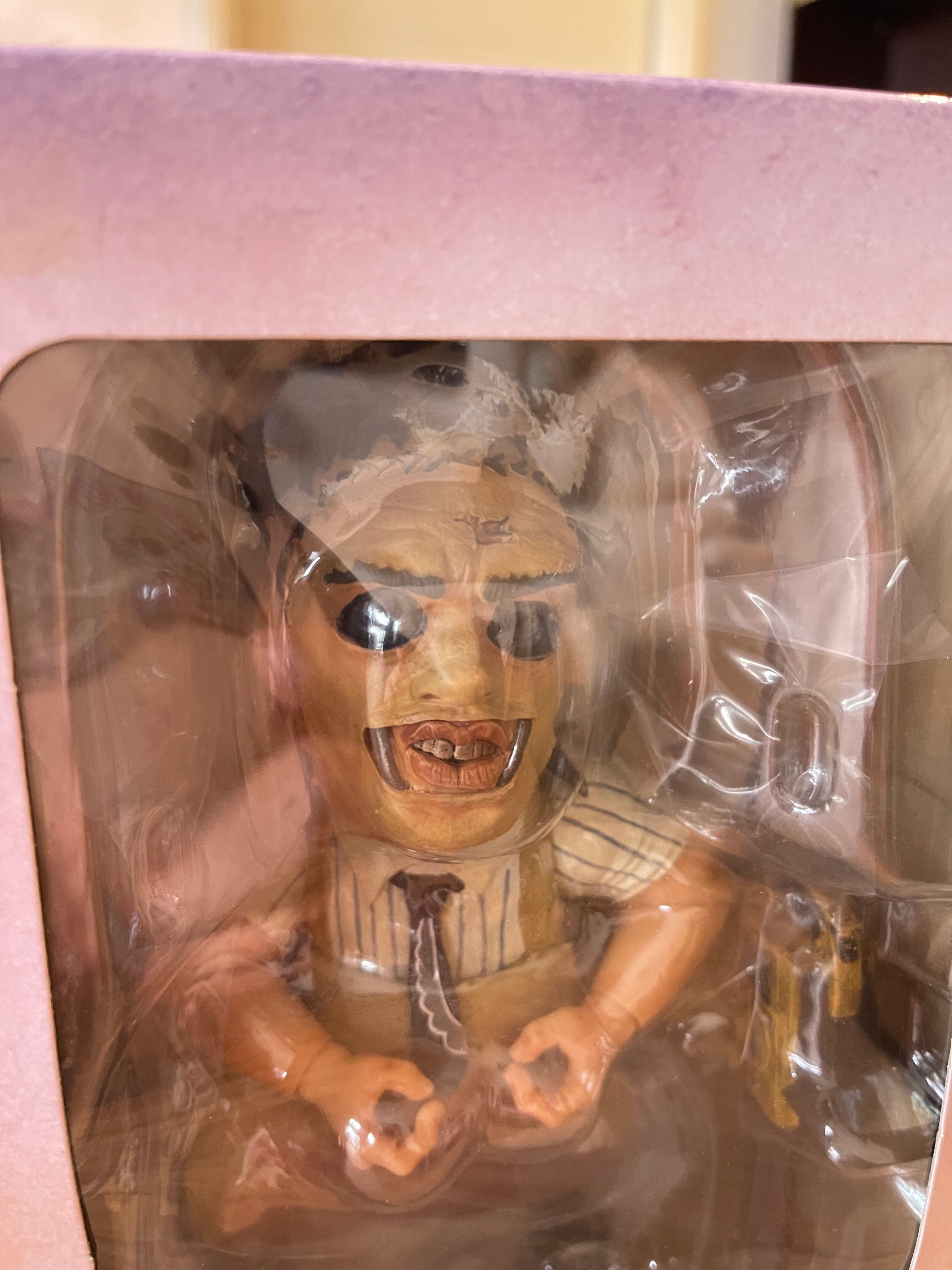 figura Mezco Designer Series (MDS) Leatherface está basada en la versión de 1974