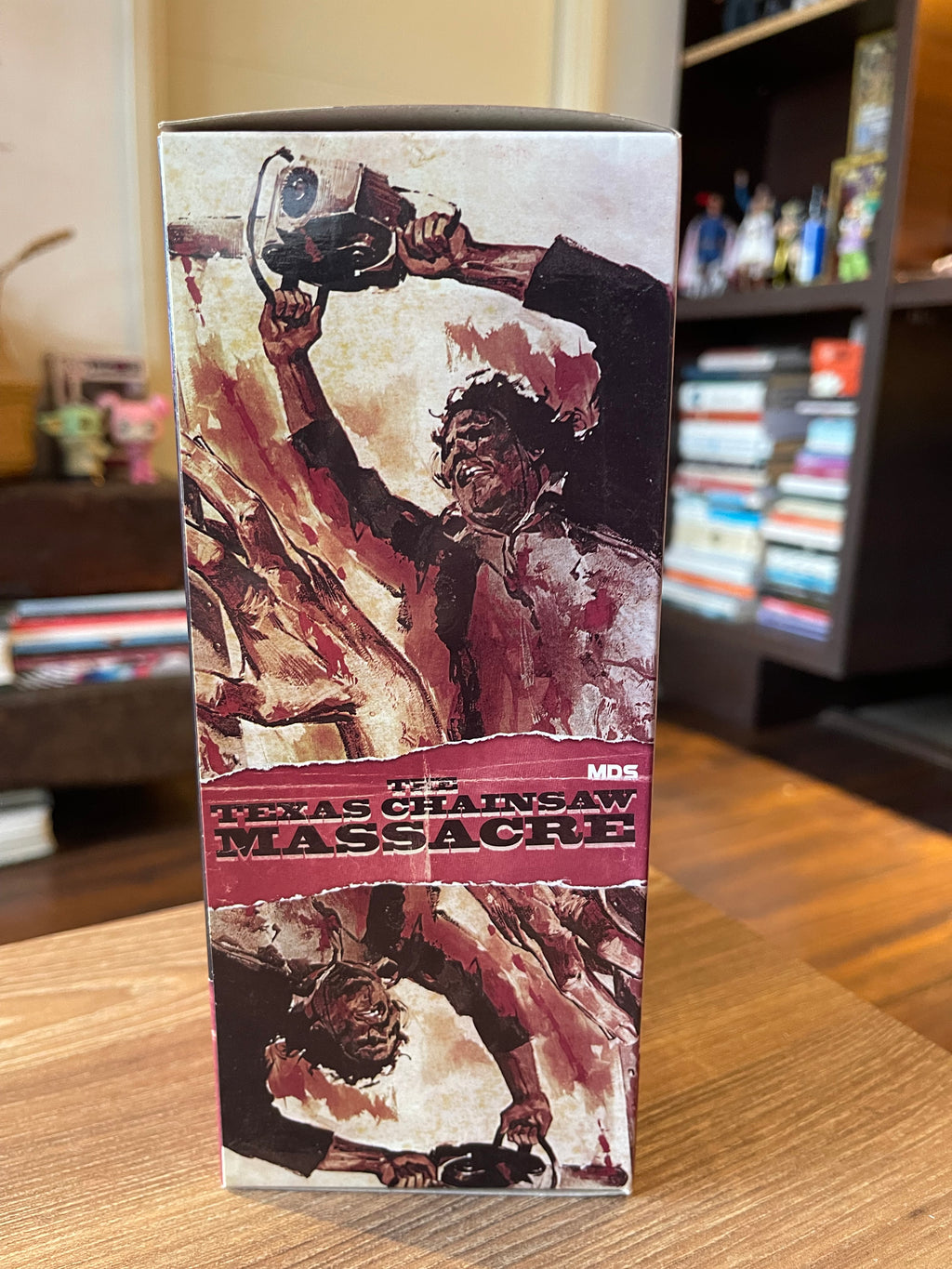 figura Mezco Designer Series (MDS) Leatherface está basada en la versión de 1974