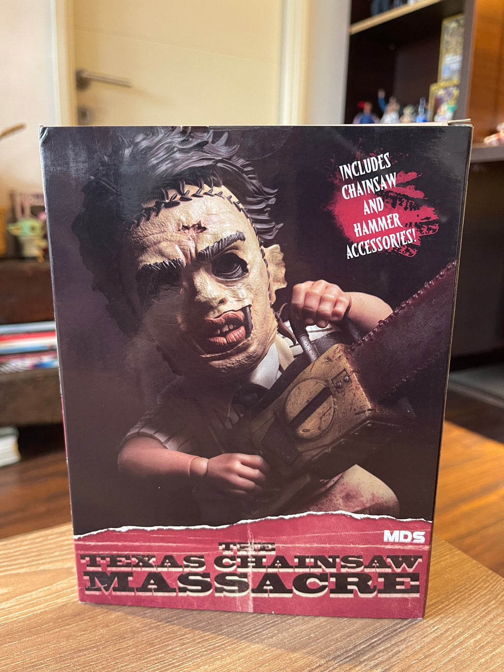 figura Mezco Designer Series (MDS) Leatherface está basada en la versión de 1974