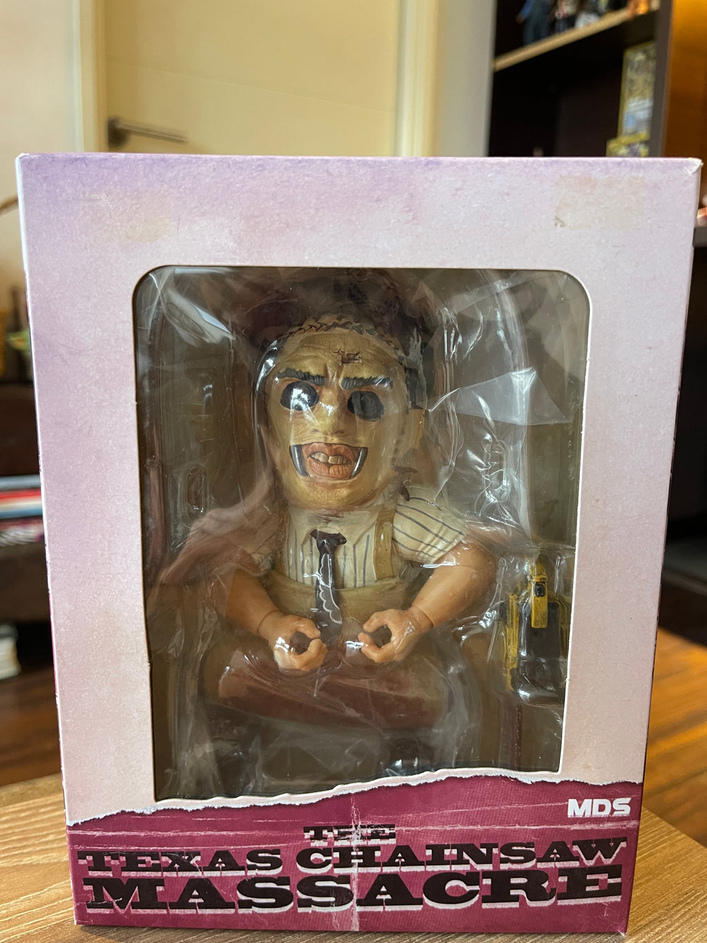 figura Mezco Designer Series (MDS) Leatherface está basada en la versión de 1974