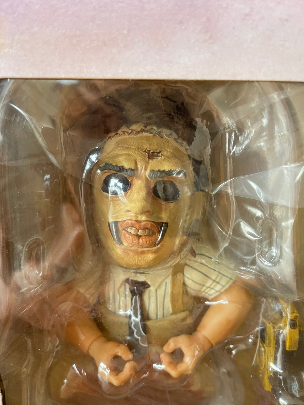 figura Mezco Designer Series (MDS) Leatherface está basada en la versión de 1974