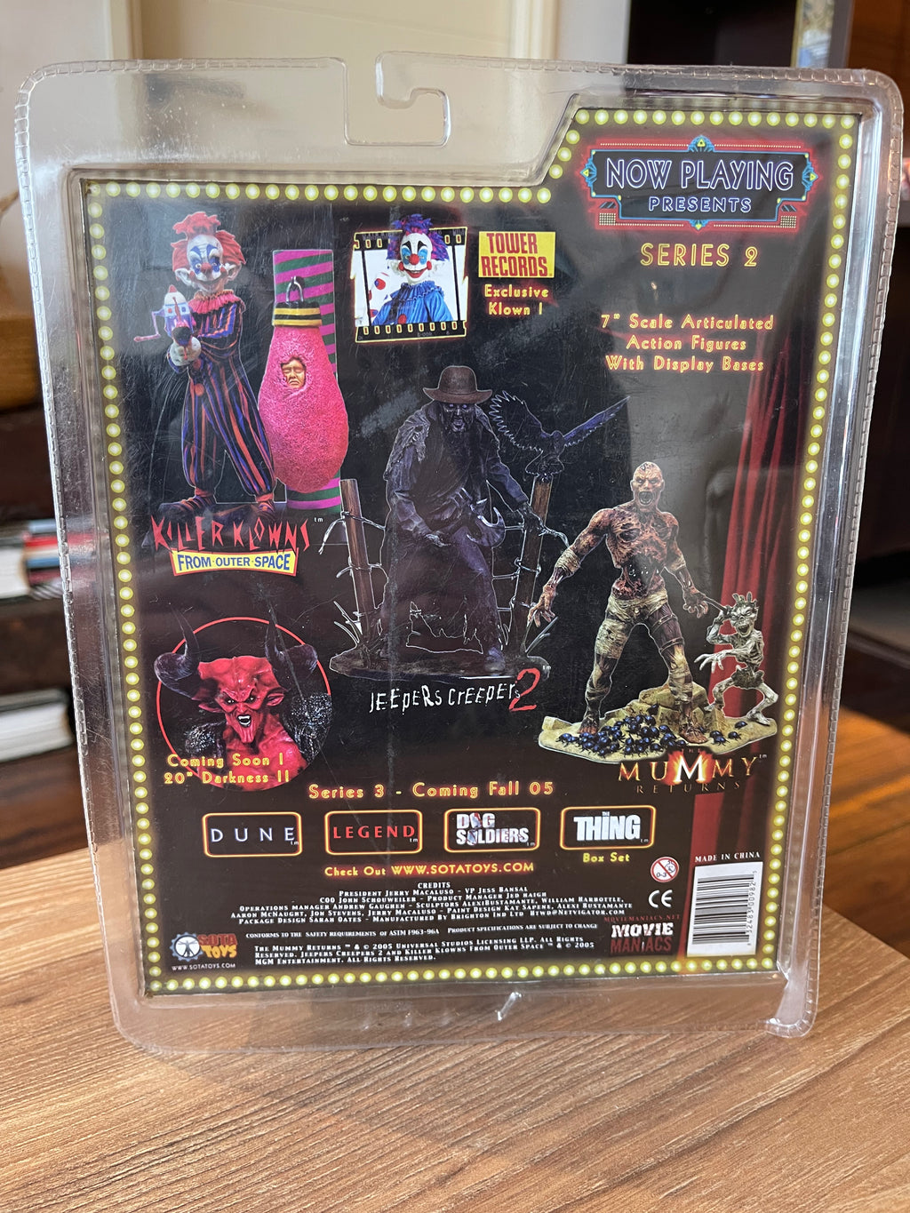 SOTA TOYS Killer Klowns from Outer Space – Klown “Orange & Blue Stripes” Series 2