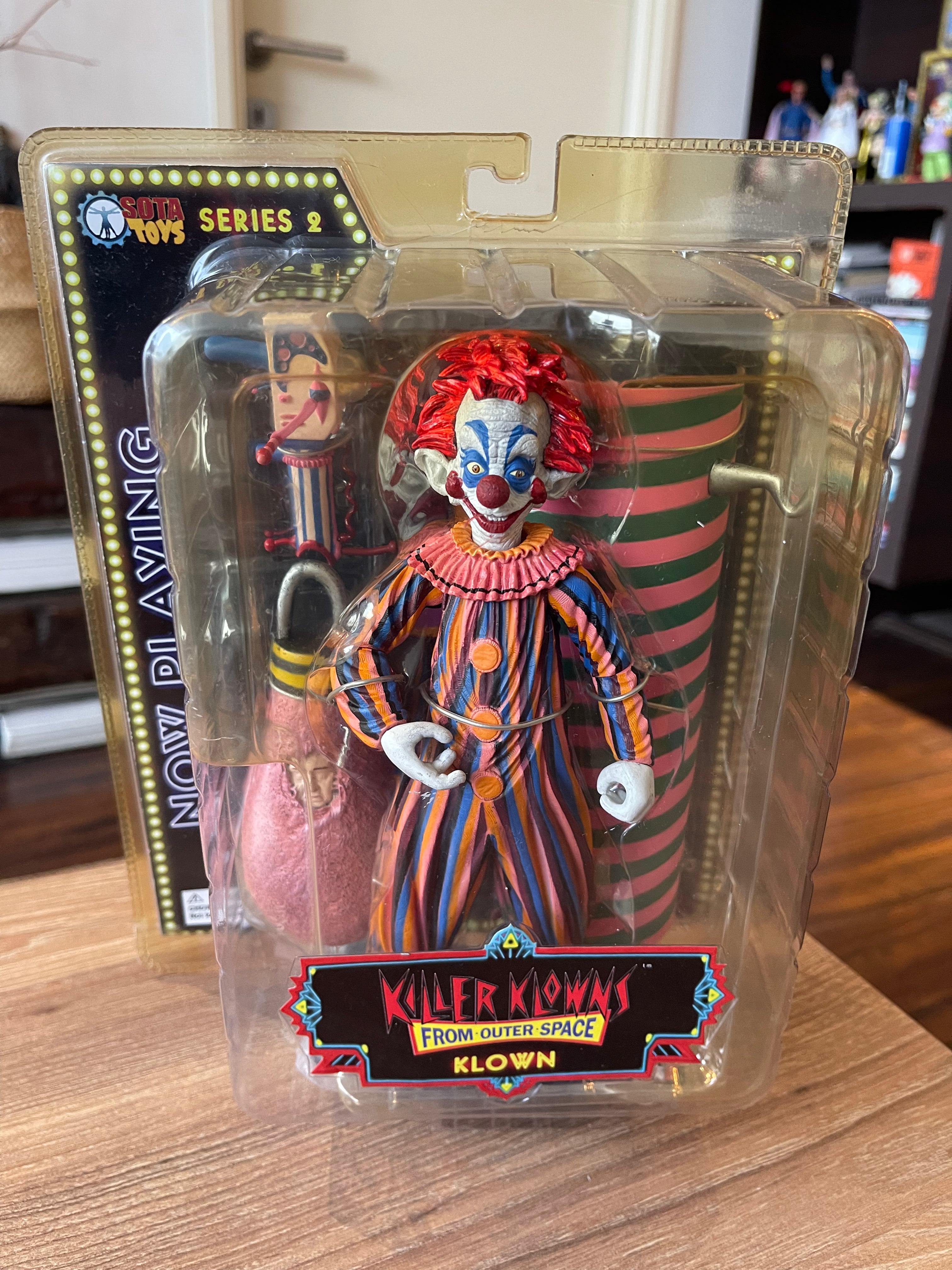 SOTA TOYS Killer Klowns from Outer Space – Klown “Orange & Blue Stripes” Series 2