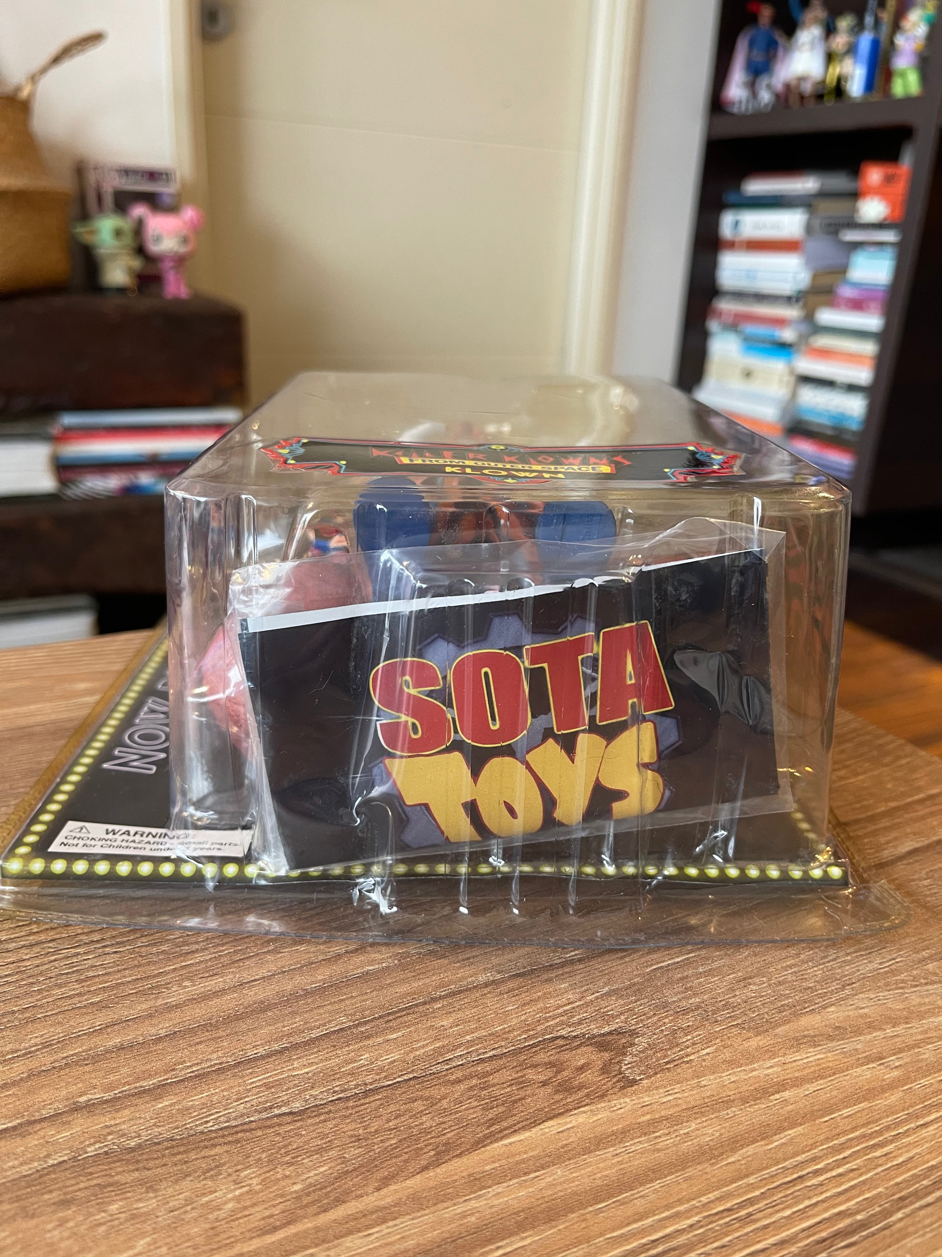 SOTA TOYS Killer Klowns from Outer Space – Klown “Orange & Blue Stripes” Series 2