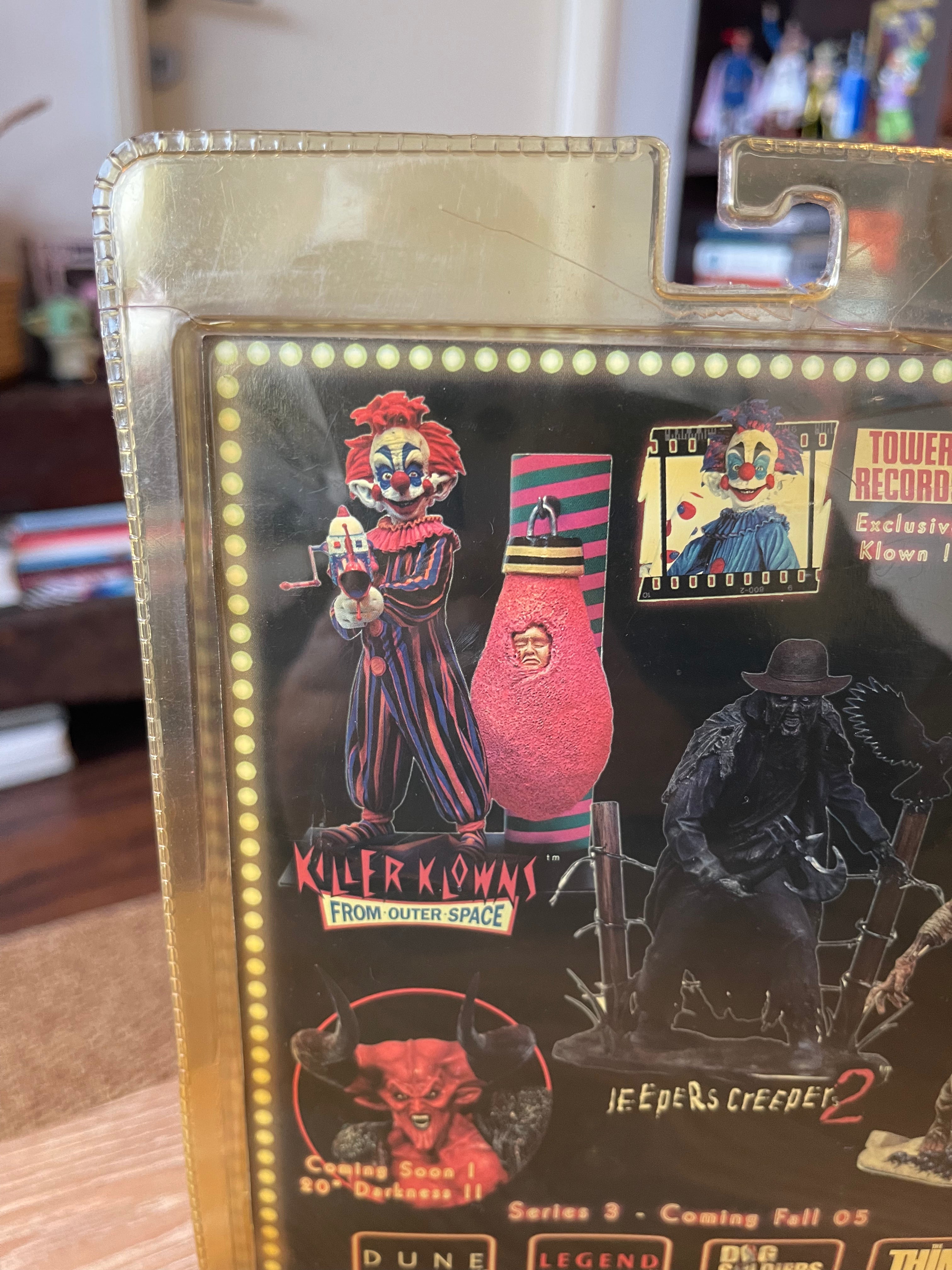SOTA TOYS Killer Klowns from Outer Space – Klown “Orange & Blue Stripes” Series 2
