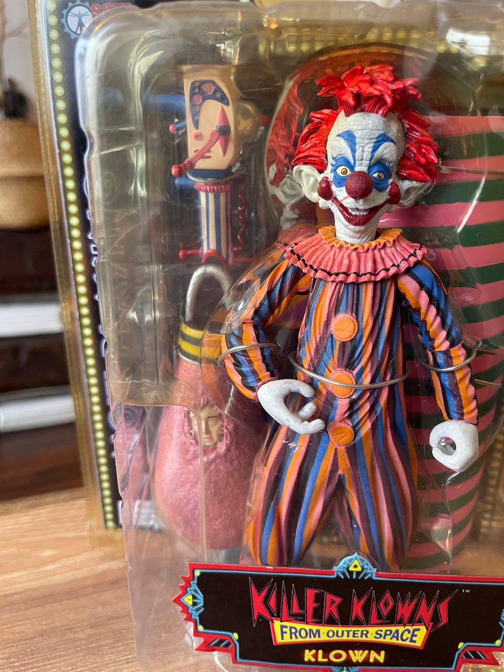 SOTA TOYS Killer Klowns from Outer Space – Klown “Orange & Blue Stripes” Series 2