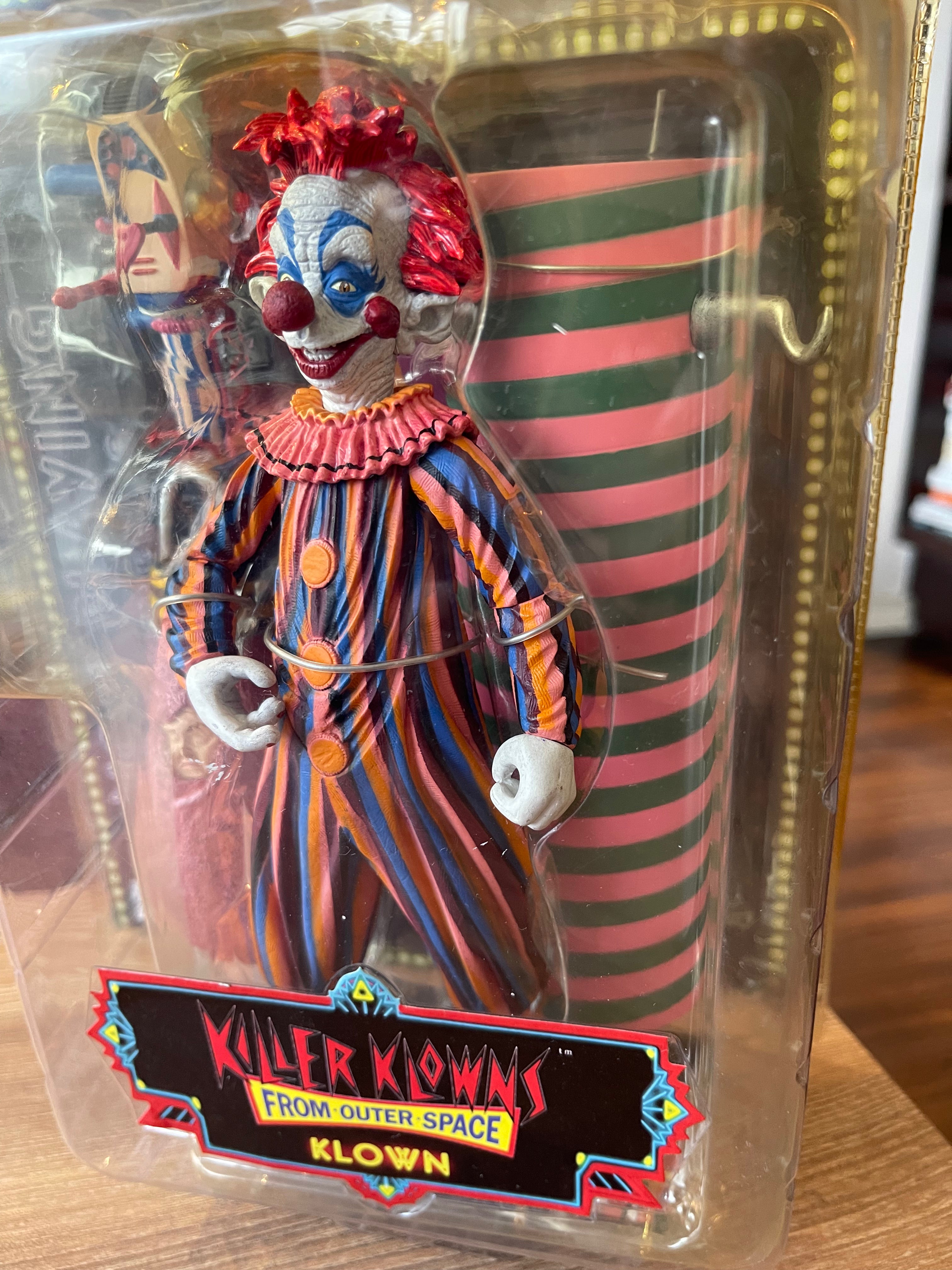 SOTA TOYS Killer Klowns from Outer Space – Klown “Orange & Blue Stripes” Series 2