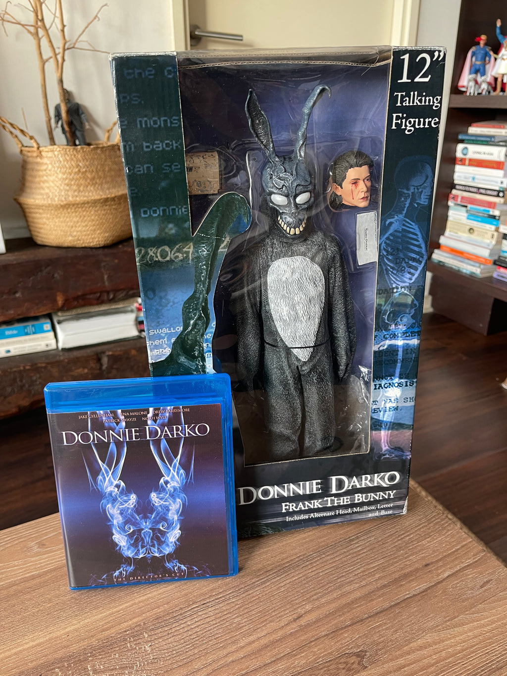 NECA Donnie Darko – Frank the Bunny Talking Figure 12” Escala 1/6