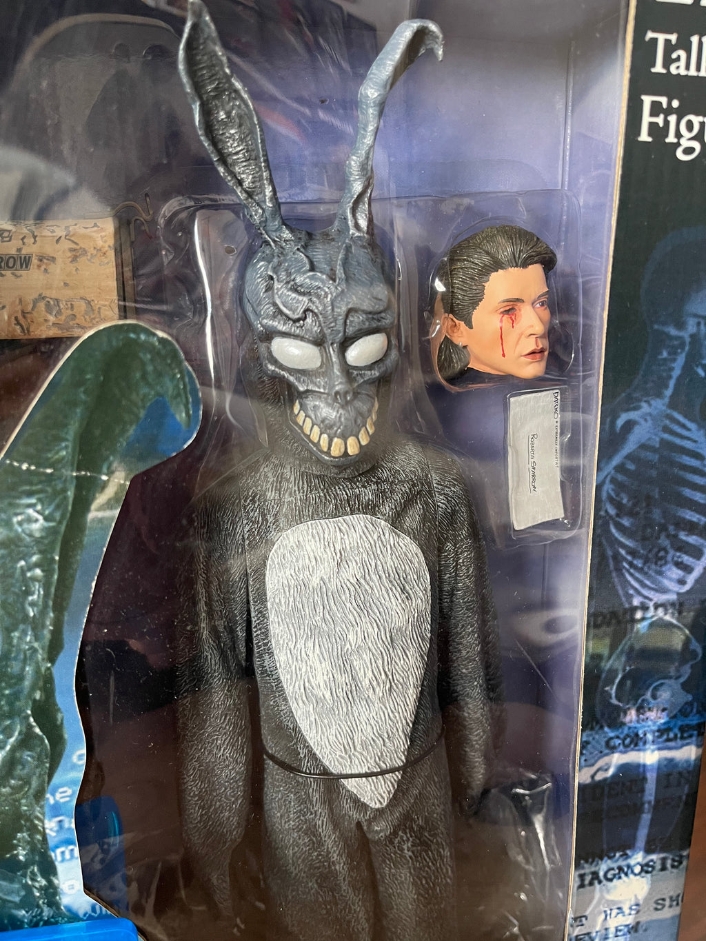 NECA Donnie Darko – Frank the Bunny Talking Figure 12” Escala 1/6
