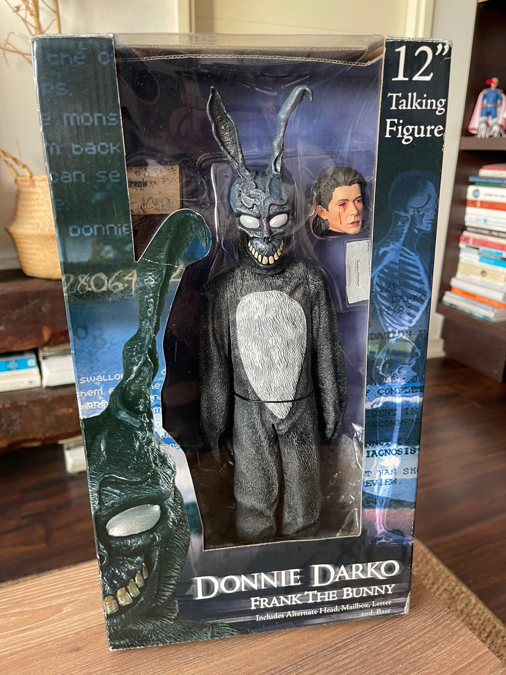 NECA Donnie Darko – Frank the Bunny Talking Figure 12” Escala 1/6