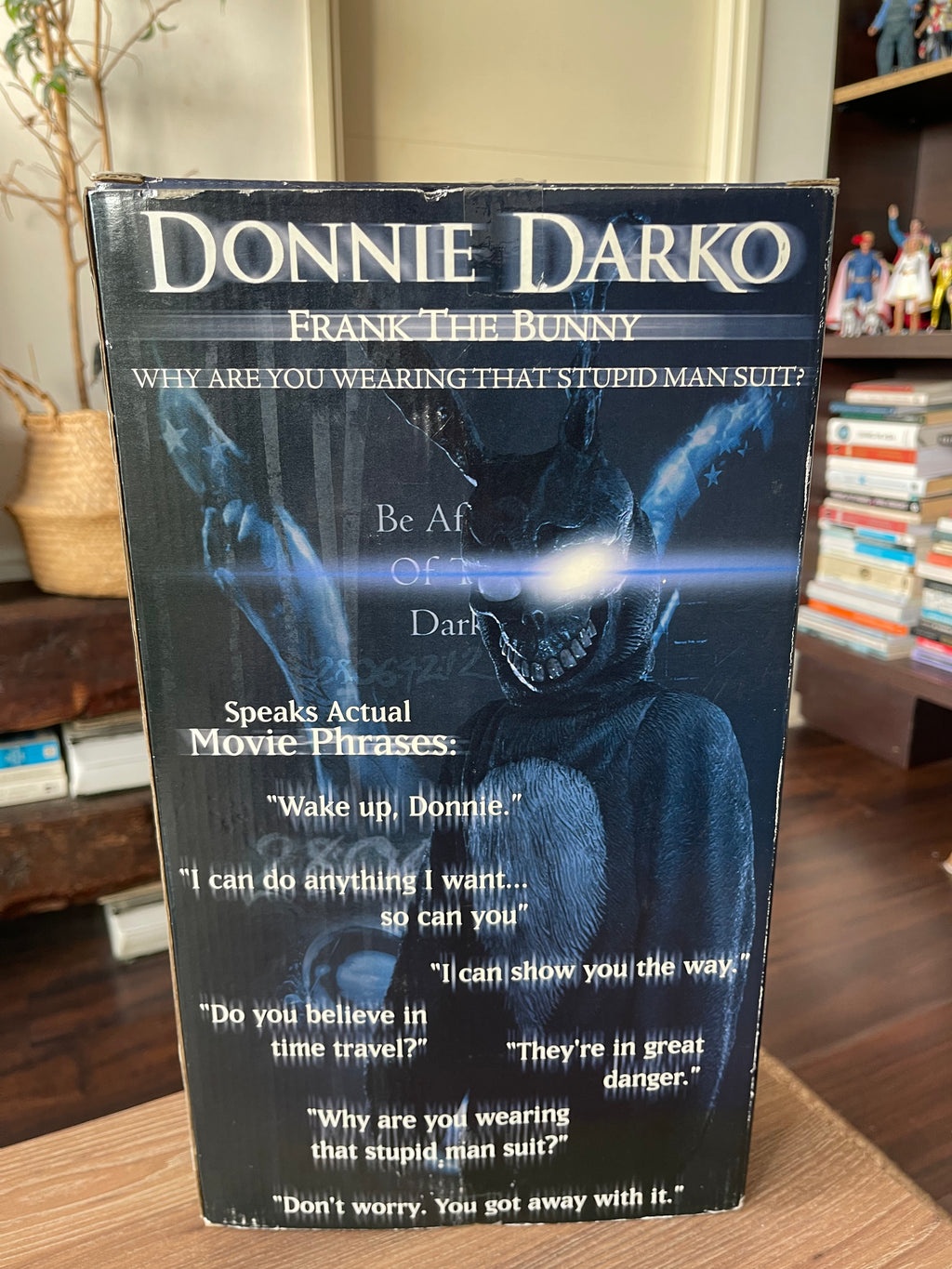 NECA Donnie Darko – Frank the Bunny Talking Figure 12” Escala 1/6
