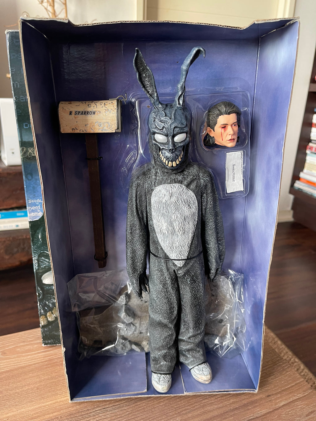 NECA Donnie Darko – Frank the Bunny Talking Figure 12” Escala 1/6